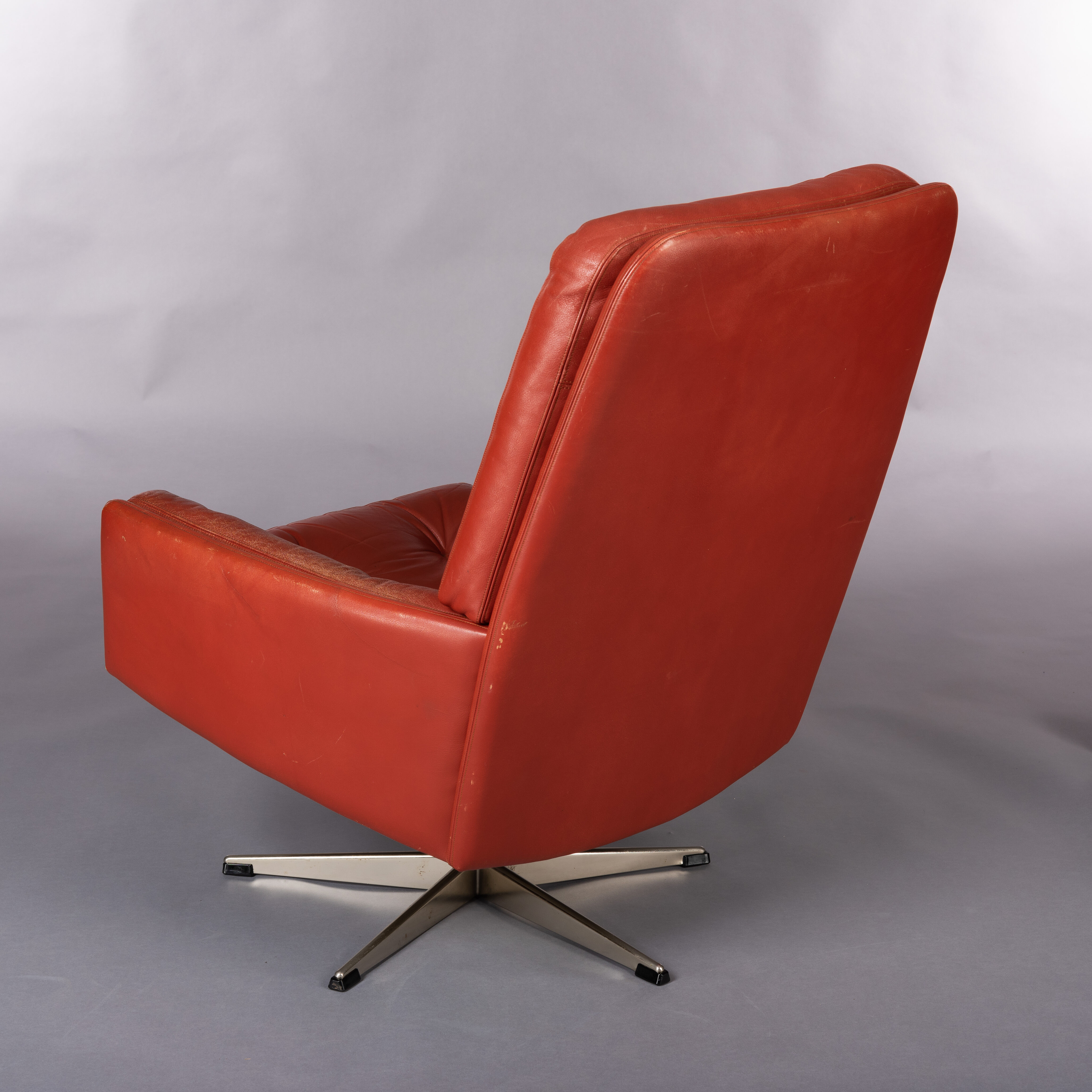 Danish red leather swivel chair, 1960