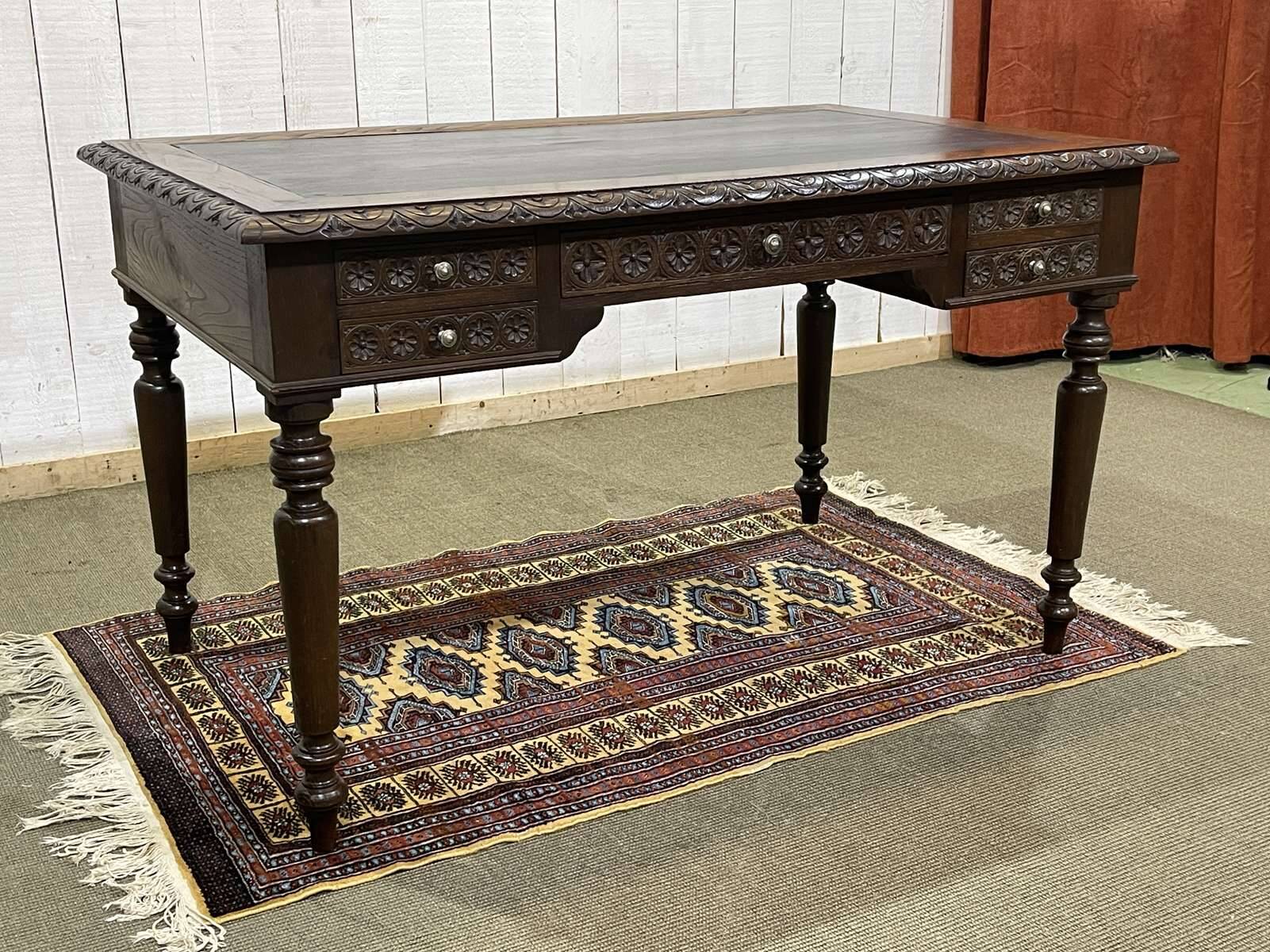 Breton desk in chestnut wood from the early 20th century.