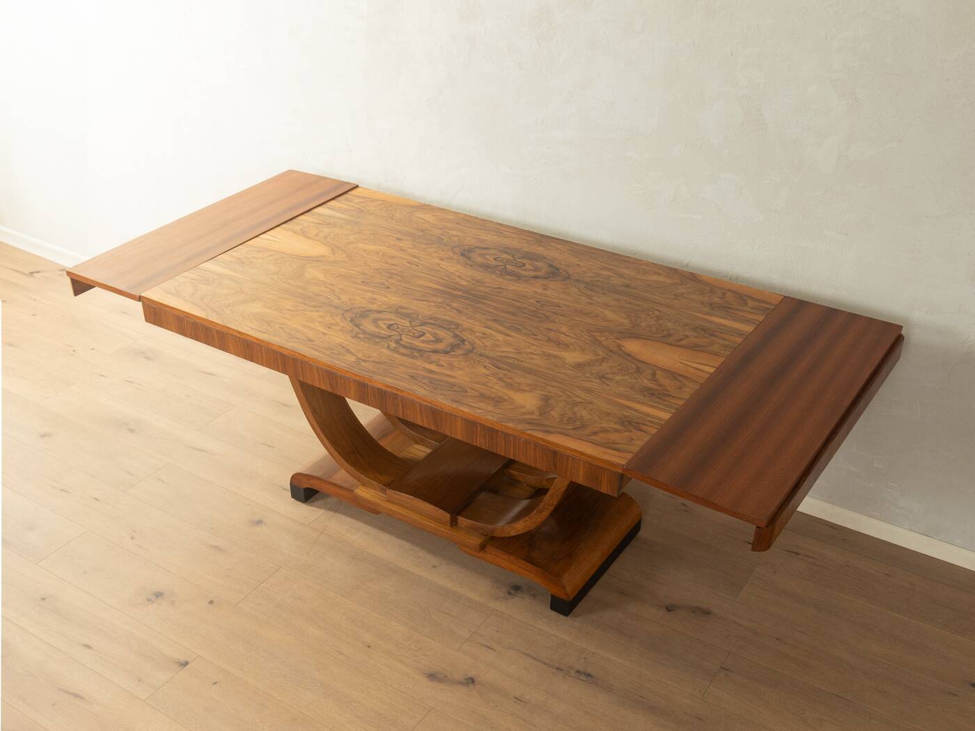 Elegant Art Deco dining table from the 1930s, walnut root veneer