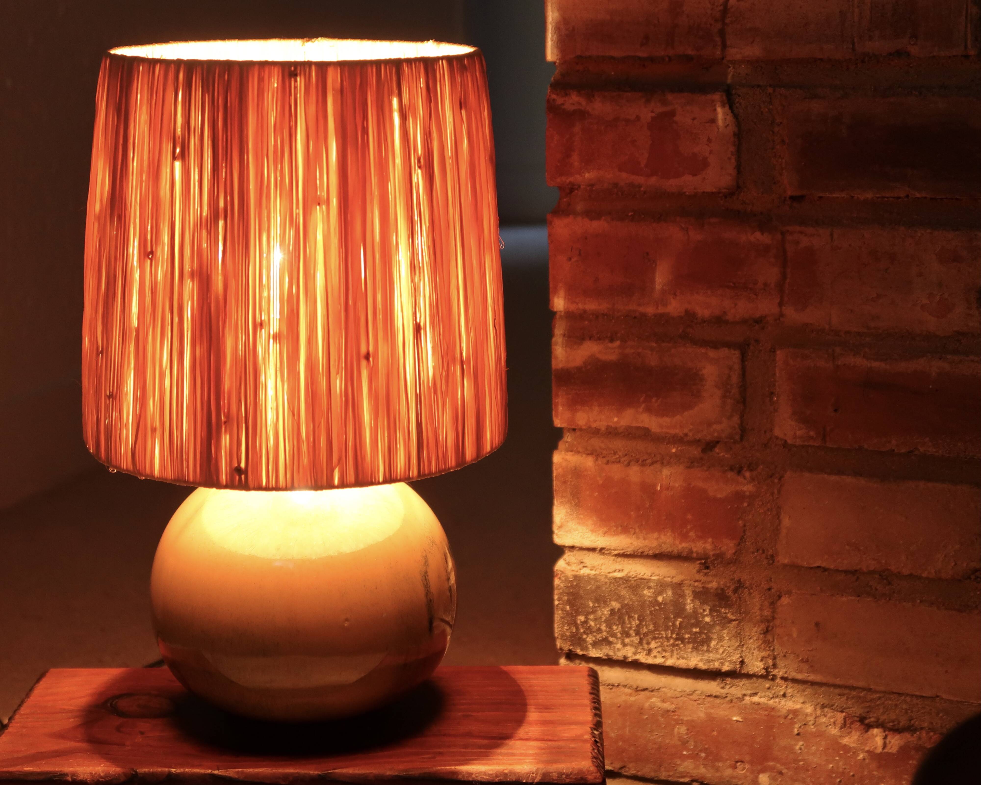 Lampe en céramique beige, abat jour en raphia, années 70