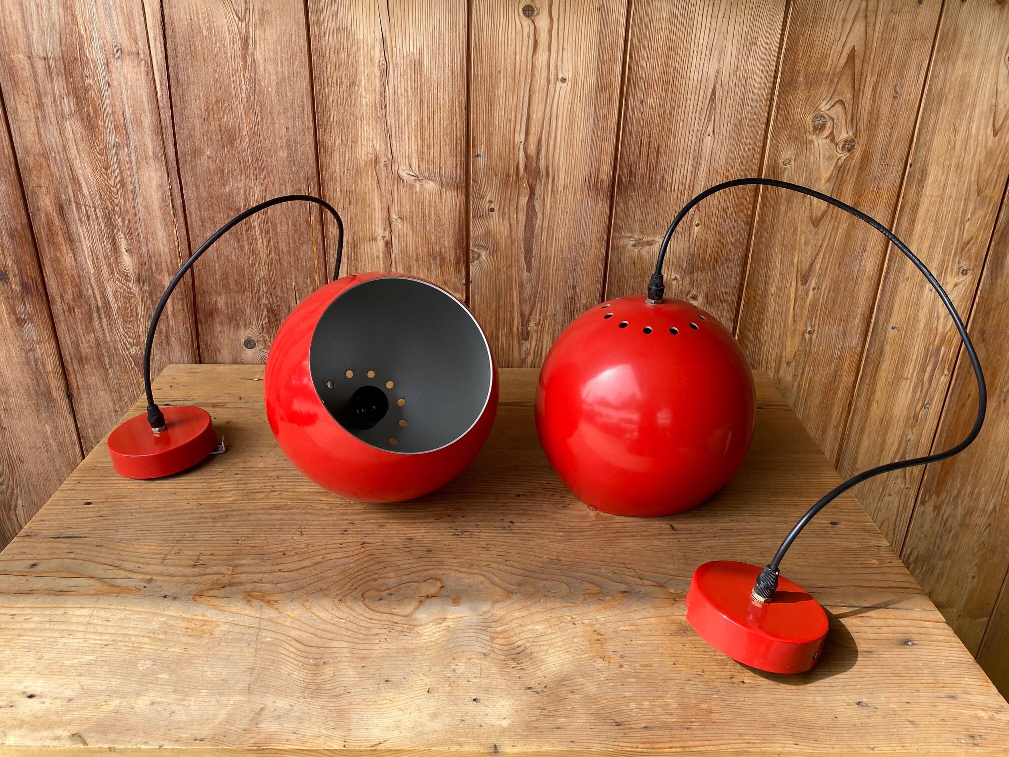 Paire de suspension boule rouge en métal années 70.
