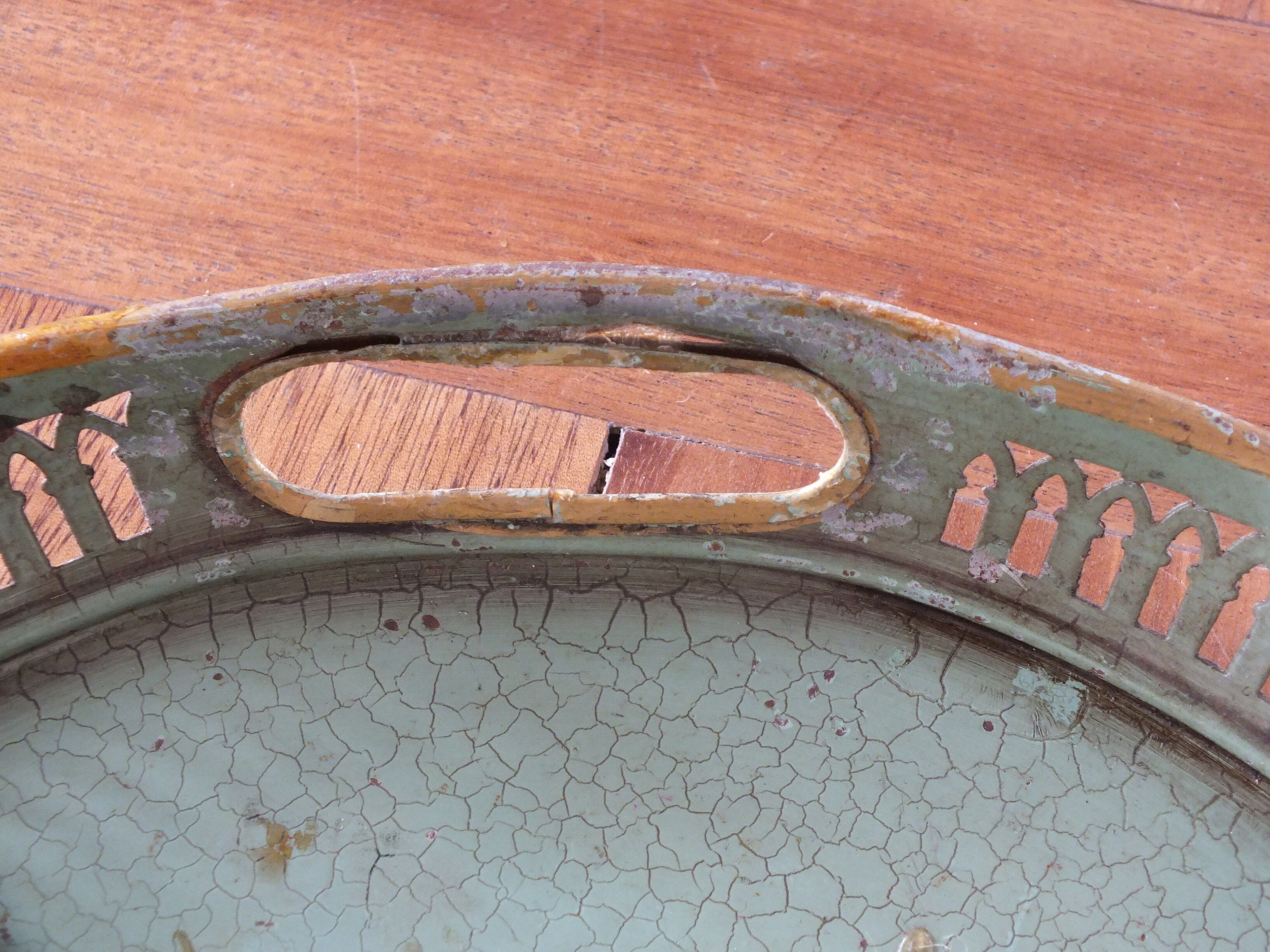 Tray with a plate gallery painted floral decoration