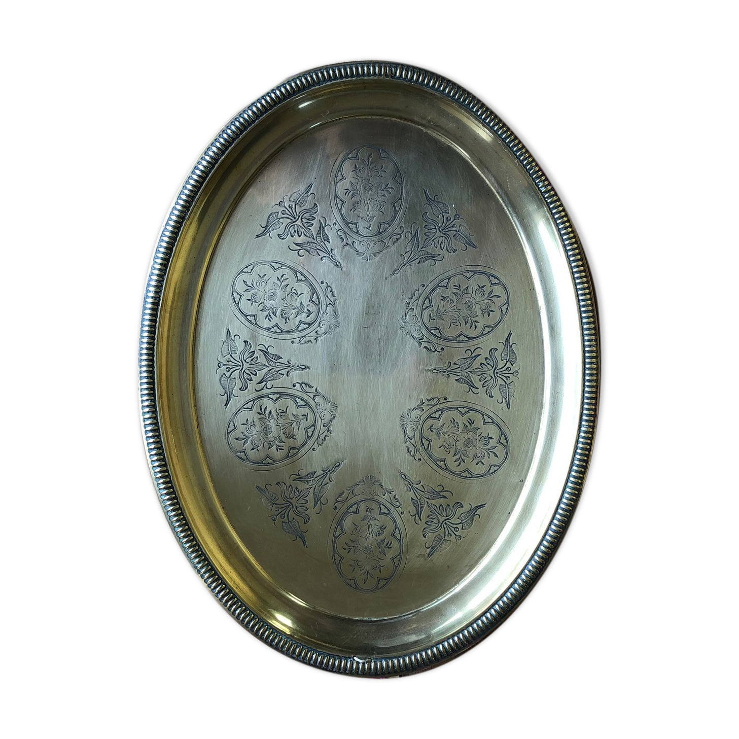 Oval tray in chiseled brass