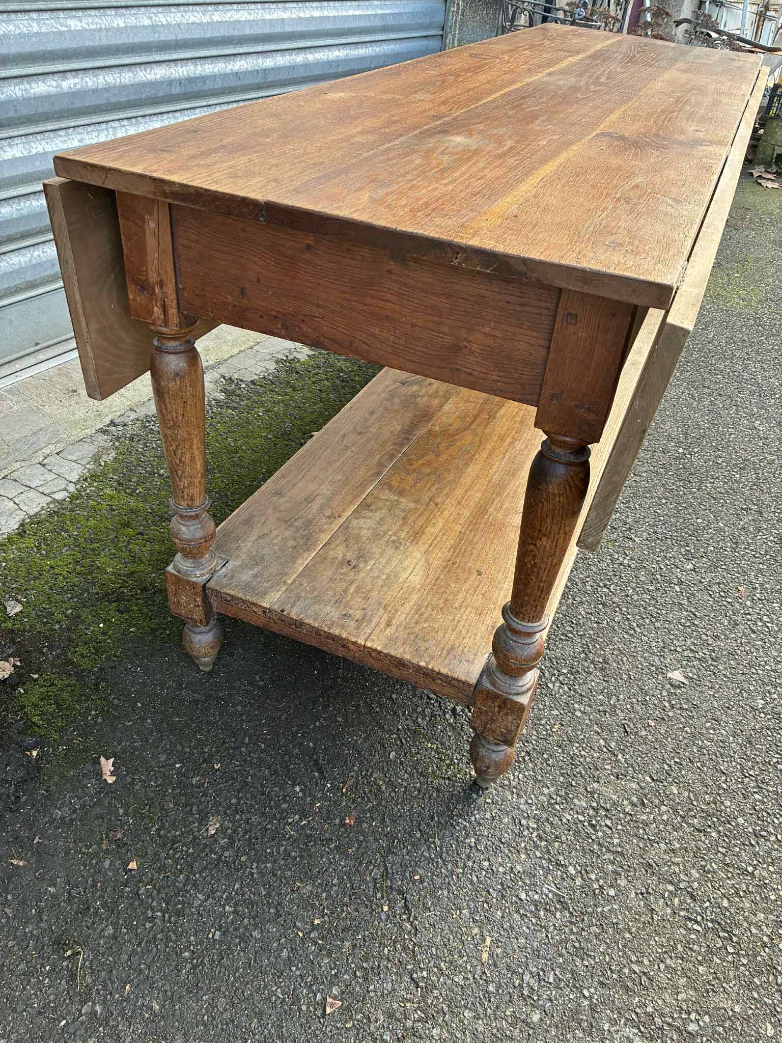 Tailor's table / cloth merchant's table