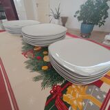 Table service of 18 pieces in white porcelain