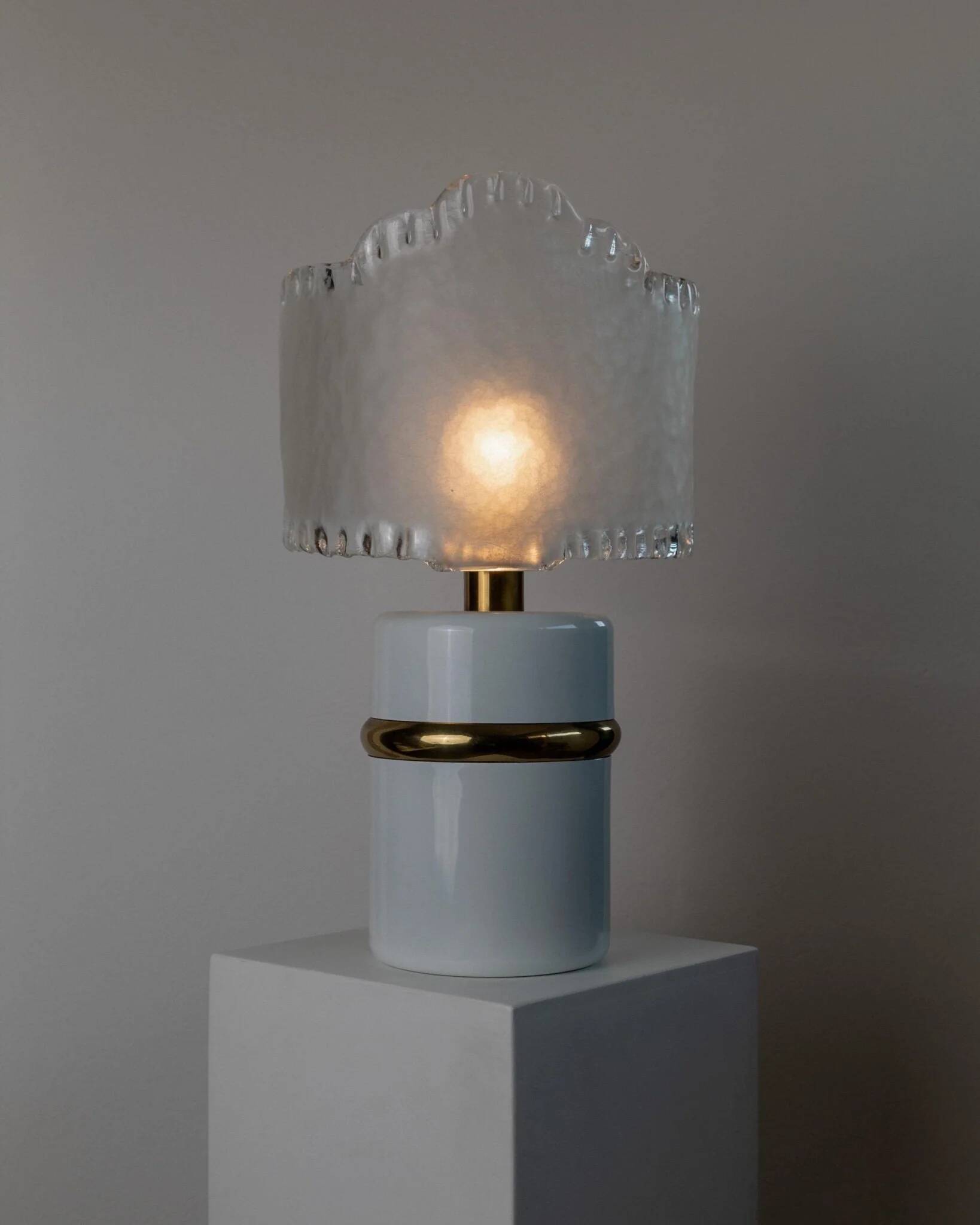 Lampe de table en verre de Murano vintage – Abat-jour blanc givré, base en métal doré, Italie années 1980