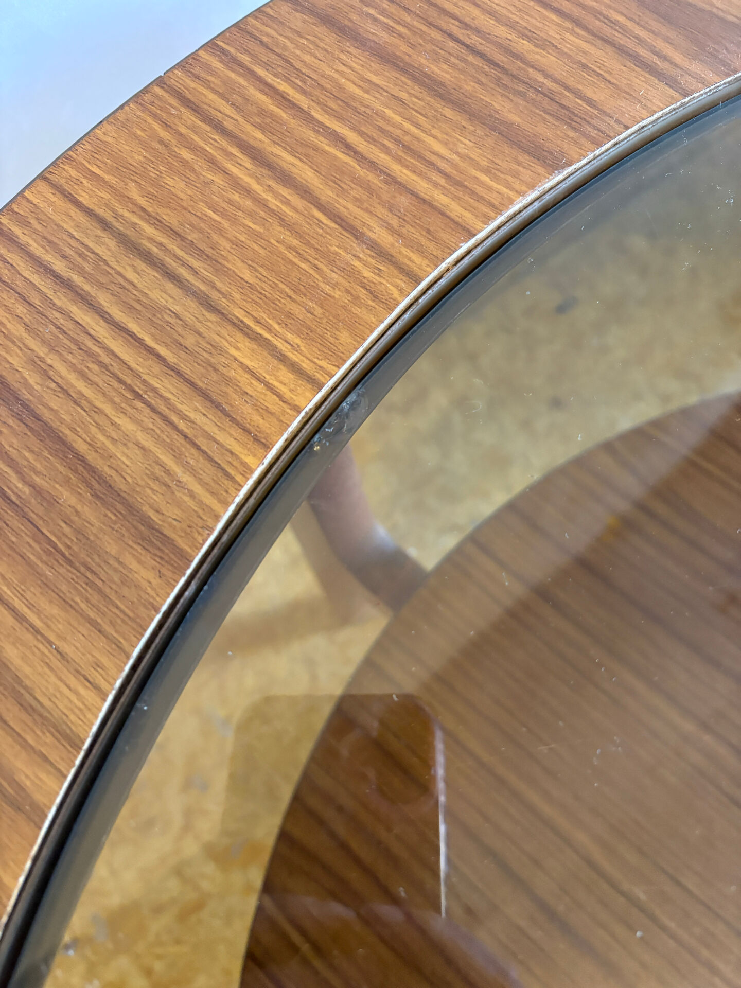 Table basse ronde rétro vintage des années 1960-1970. Un style élégant.