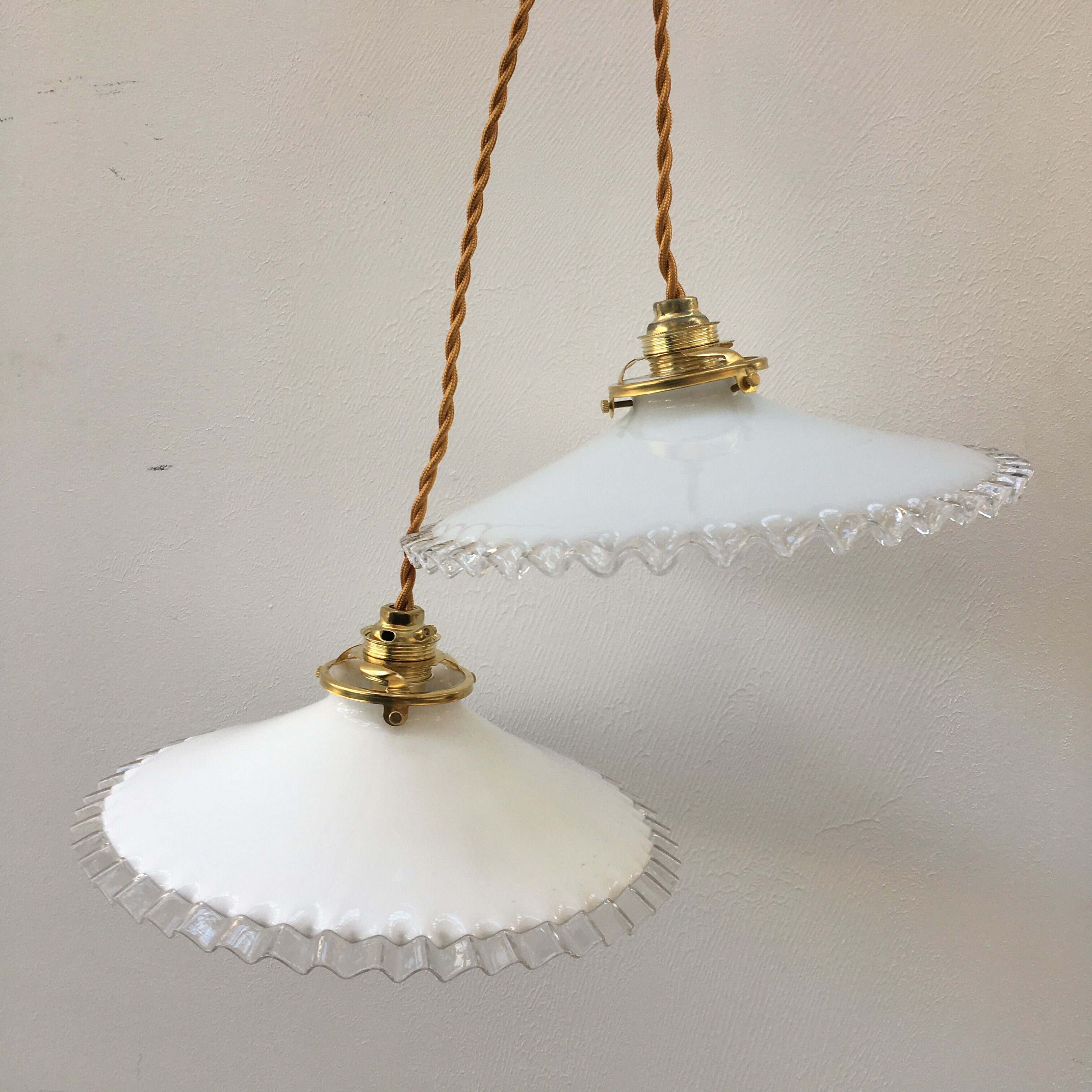 Paire de suspensions en opaline blanche et bords dentelés transparents