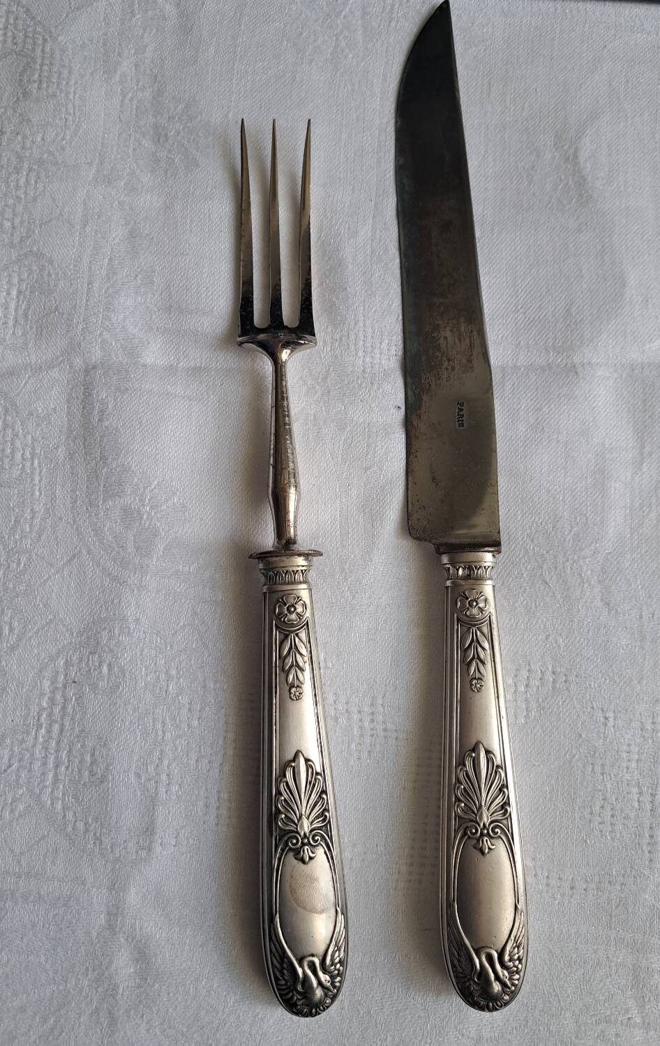 Silver-plated leg of lamb cutlery.