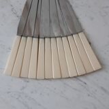 Ensemble de 12 couteaux en inox et bakélite "Yanid" années 60-70