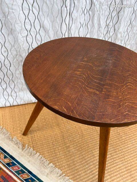 Pretty little vintage round table with tapered legs.