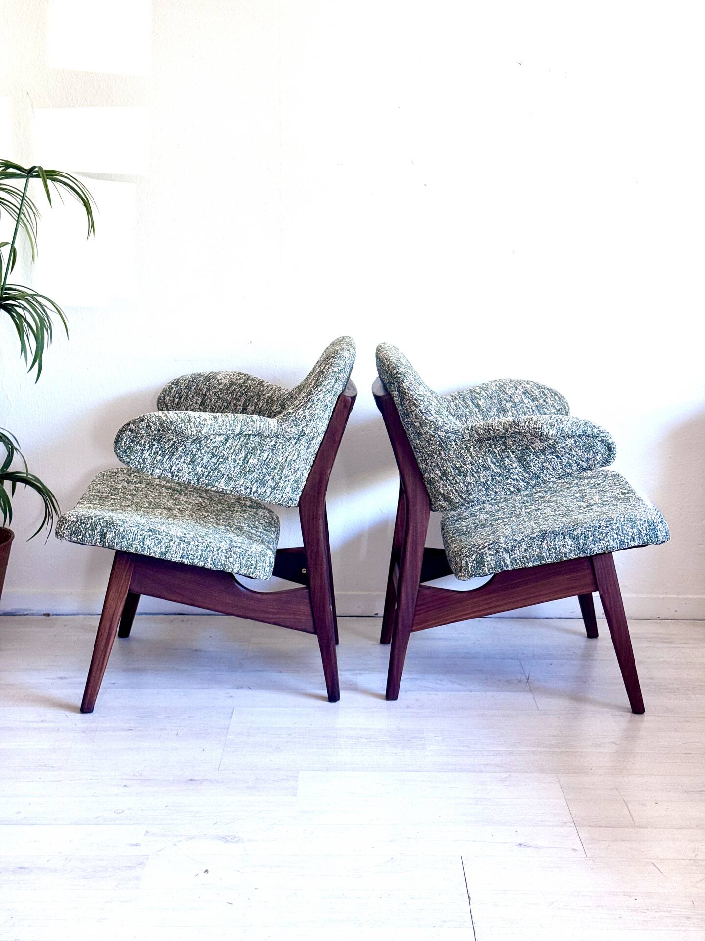 Ensemble de deux chaises Penguin Louis van Teeffelen des années 1960.