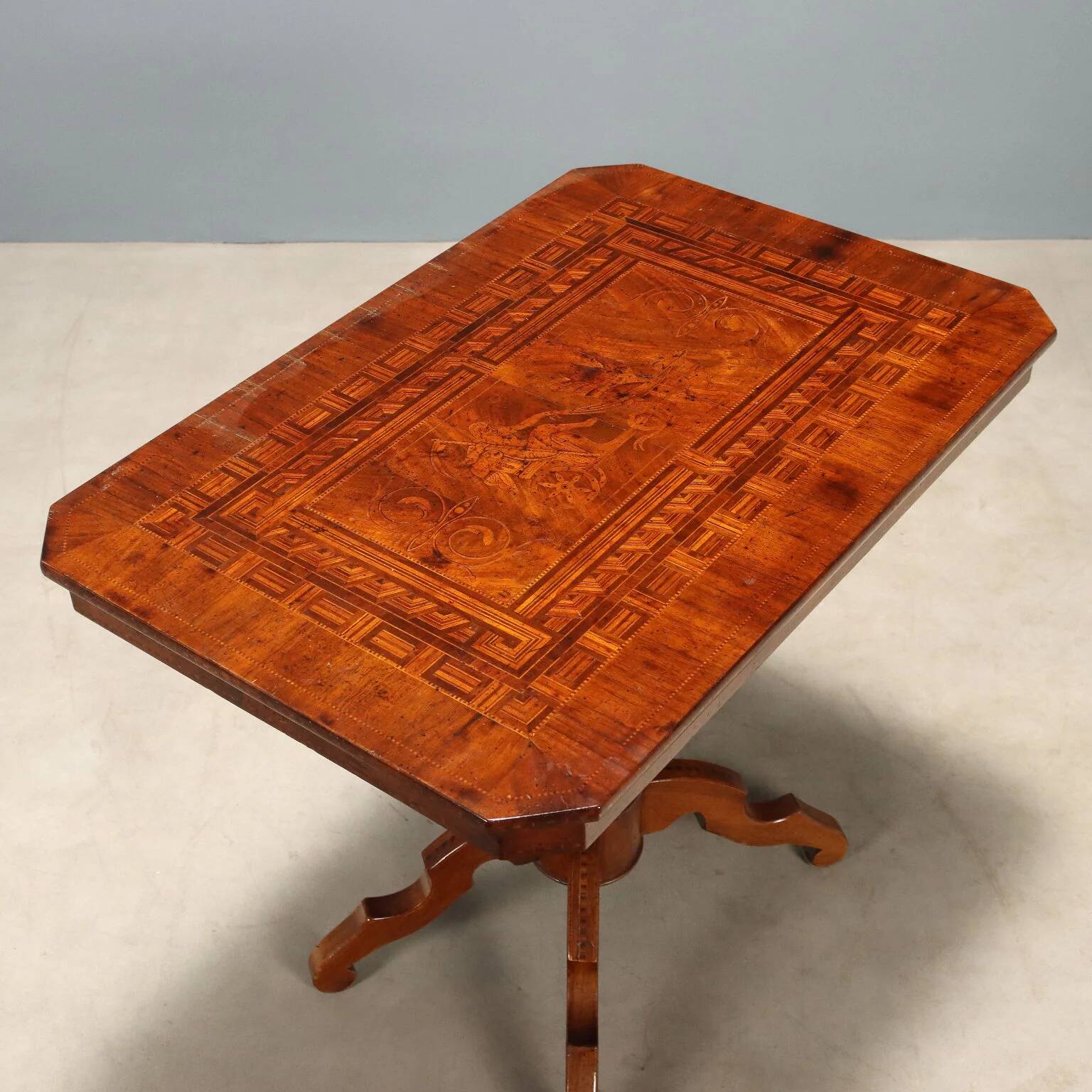 Petite table ancienne en noyer avec incrustations, Italie, XXe siècle