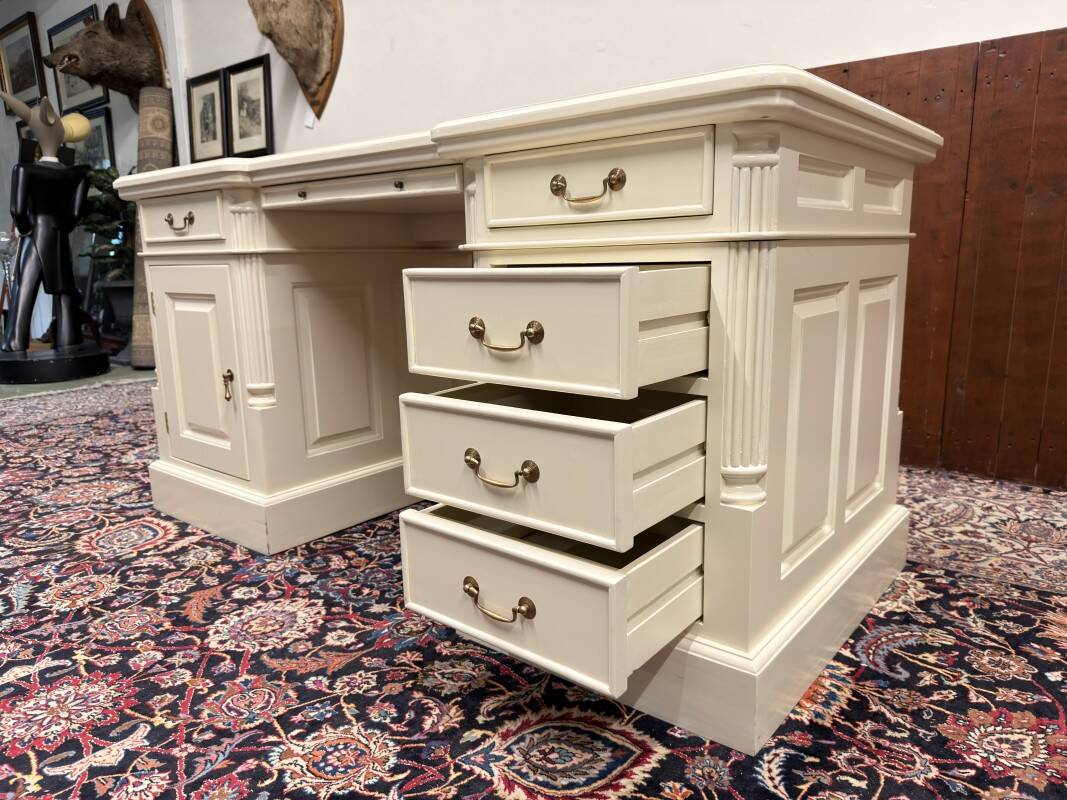 Bureau Chesterfield classique crème anglais