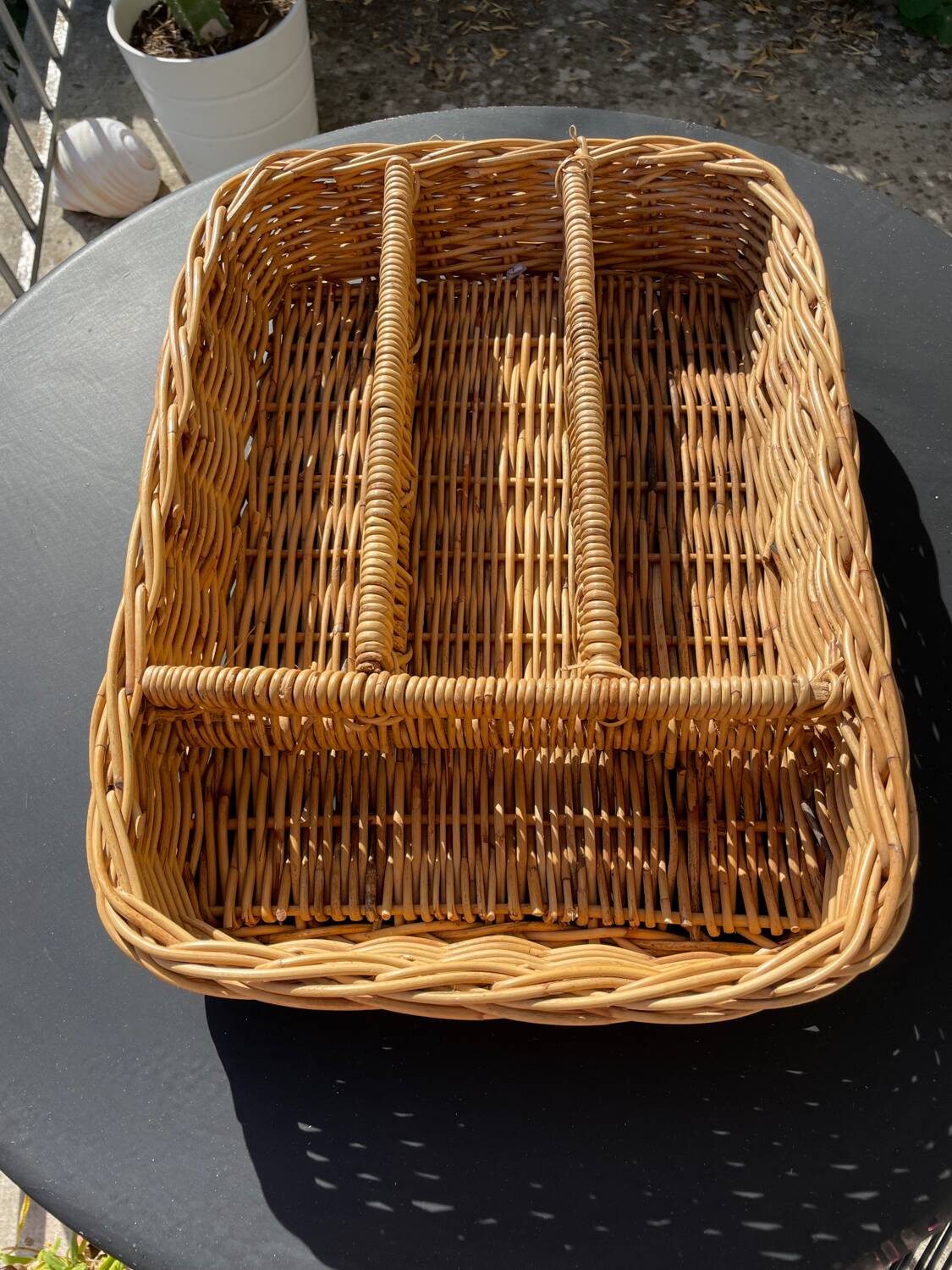 Cutlery storage basket