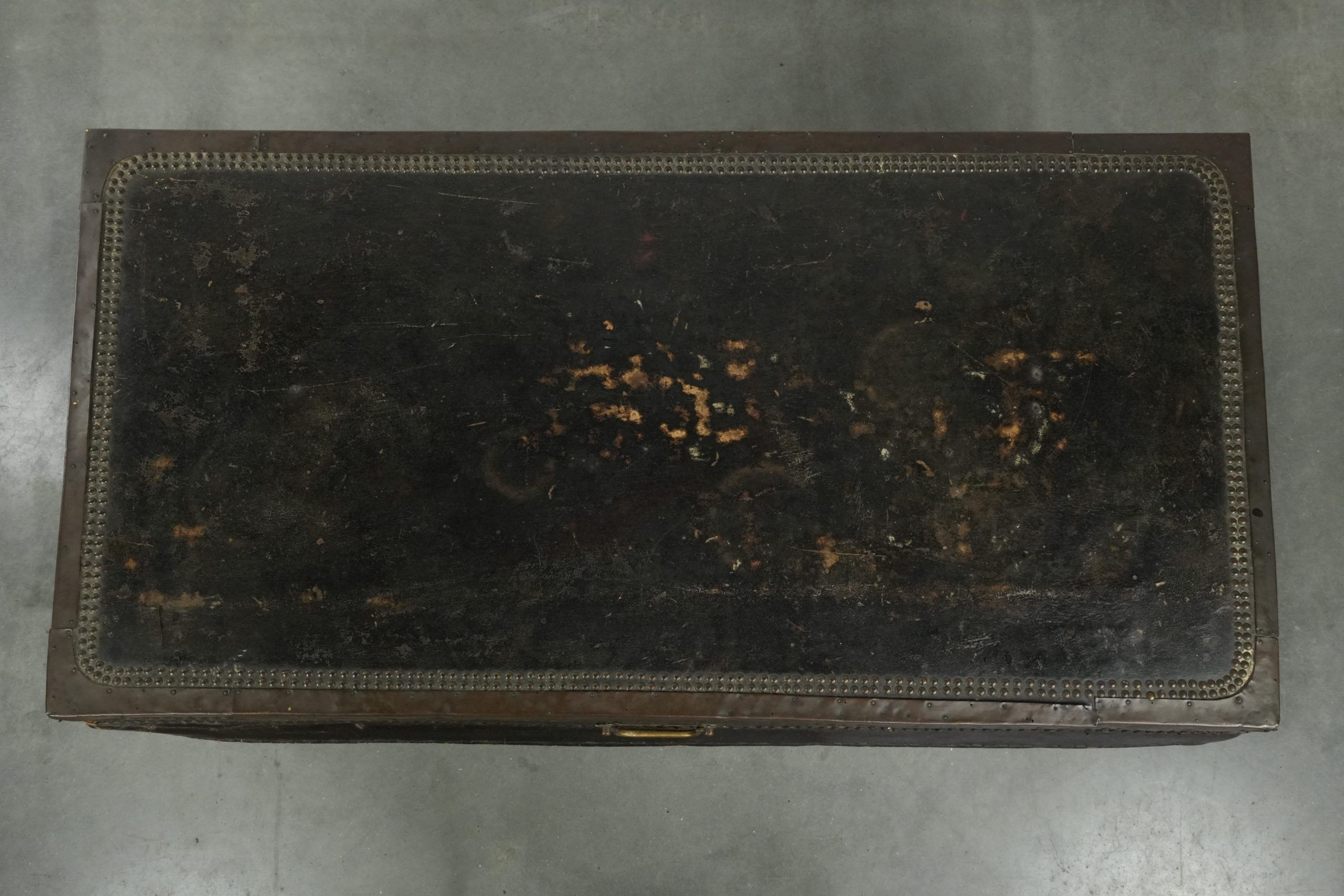 Coffre chinois ancien du 19ème siècle avec une belle patine.