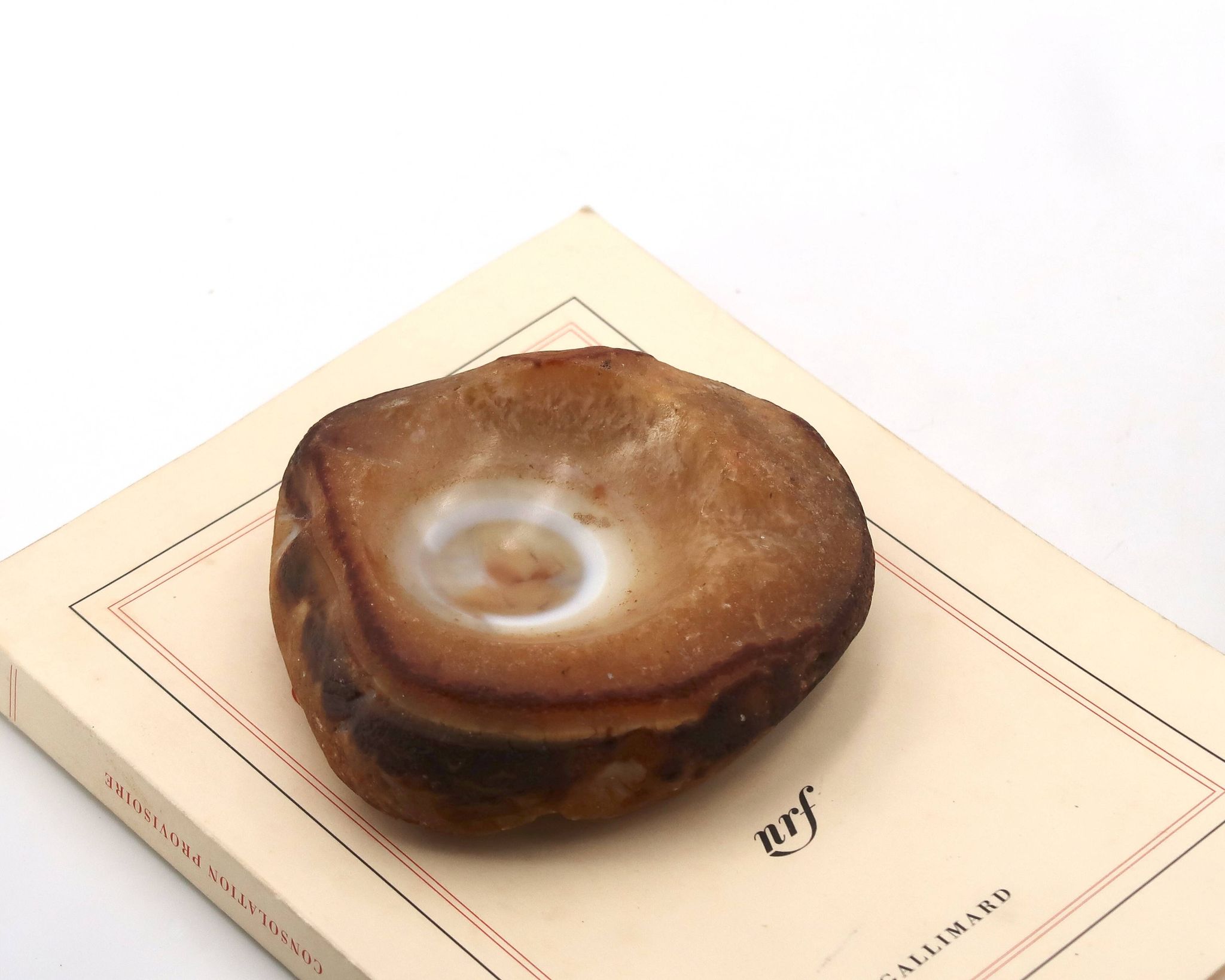 Brown-orange ashtray and pocket tray in natural agate, vintage 1970s.