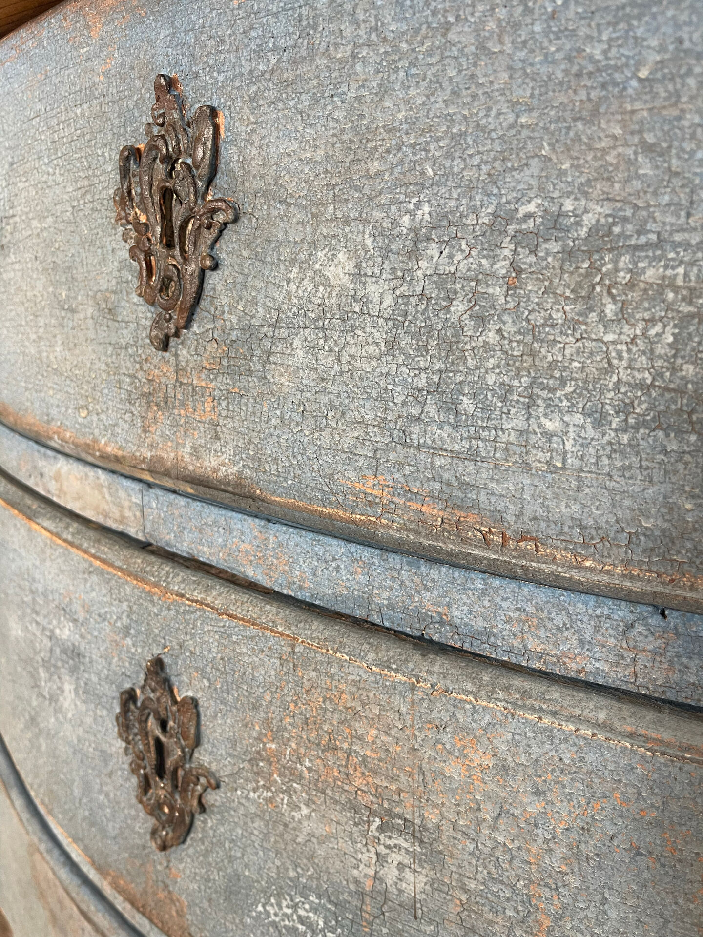 Commode galbée