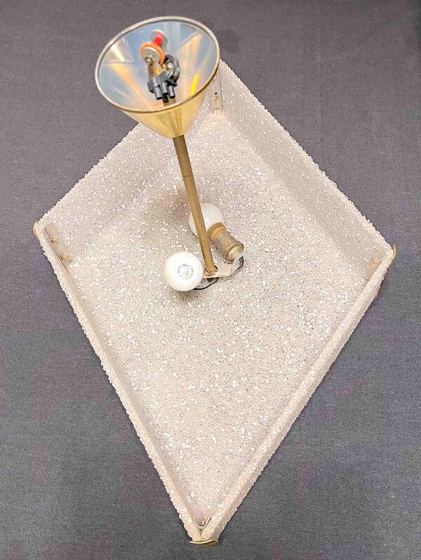 Plafonnier ou suspension en laiton et perspex, forme géométrique de losange, style des 1950's