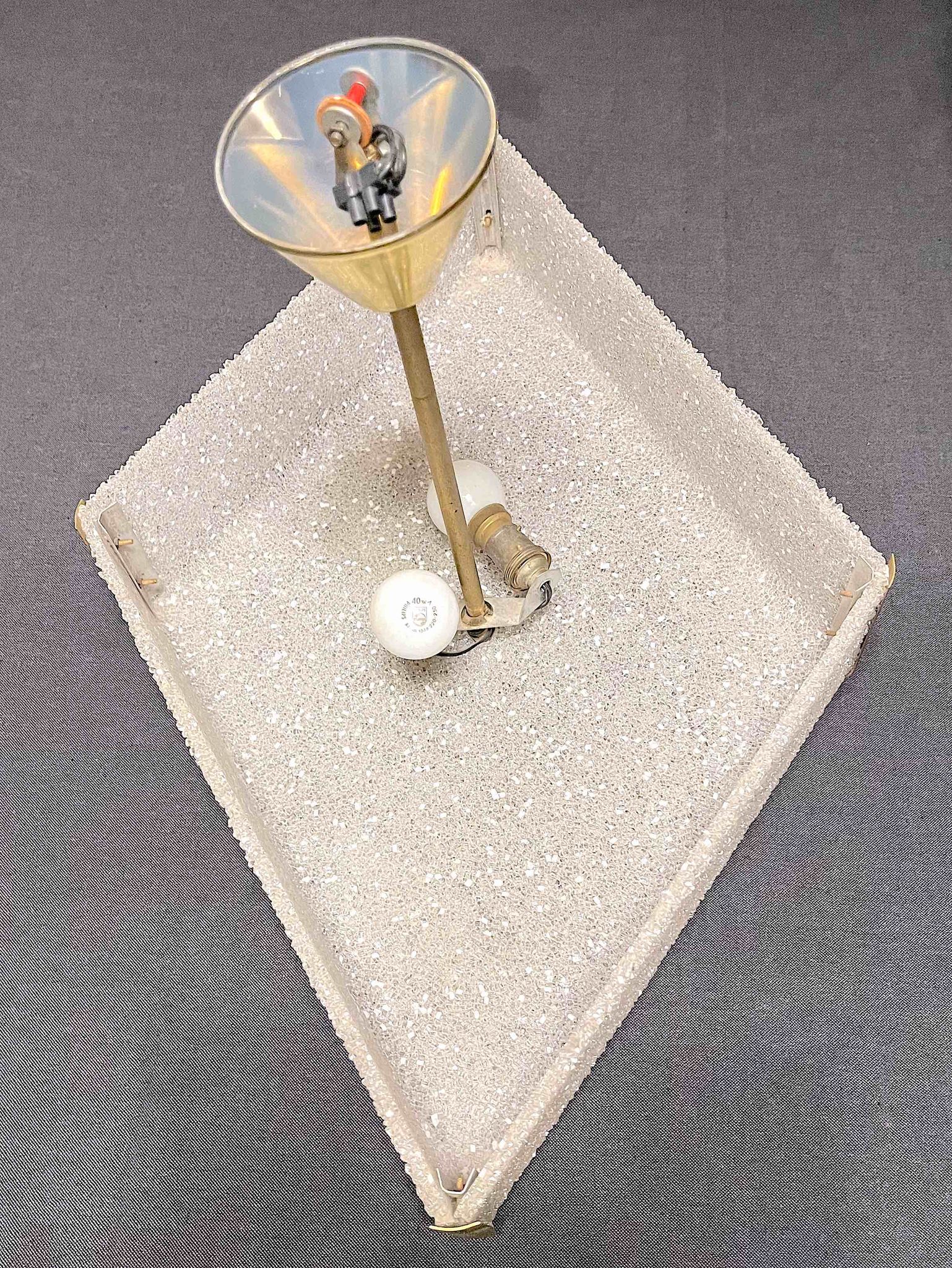 Plafonnier ou suspension en laiton et perspex, forme géométrique de losange, style des 1950's