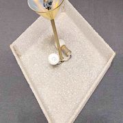 Plafonnier ou suspension en laiton et perspex, forme géométrique de losange, style des 1950's