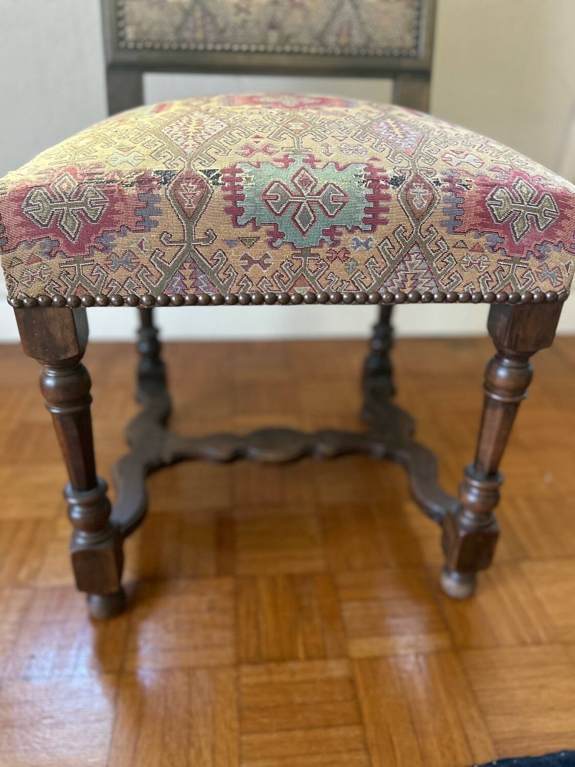 Solid oak dining table and 6 matching chairs.