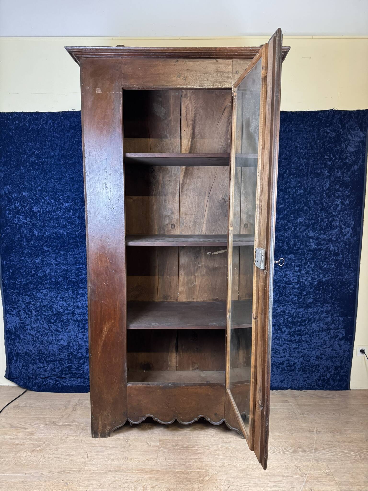 old Ardèche bonnet maker in solid walnut, Louis XIV period, circa 1680