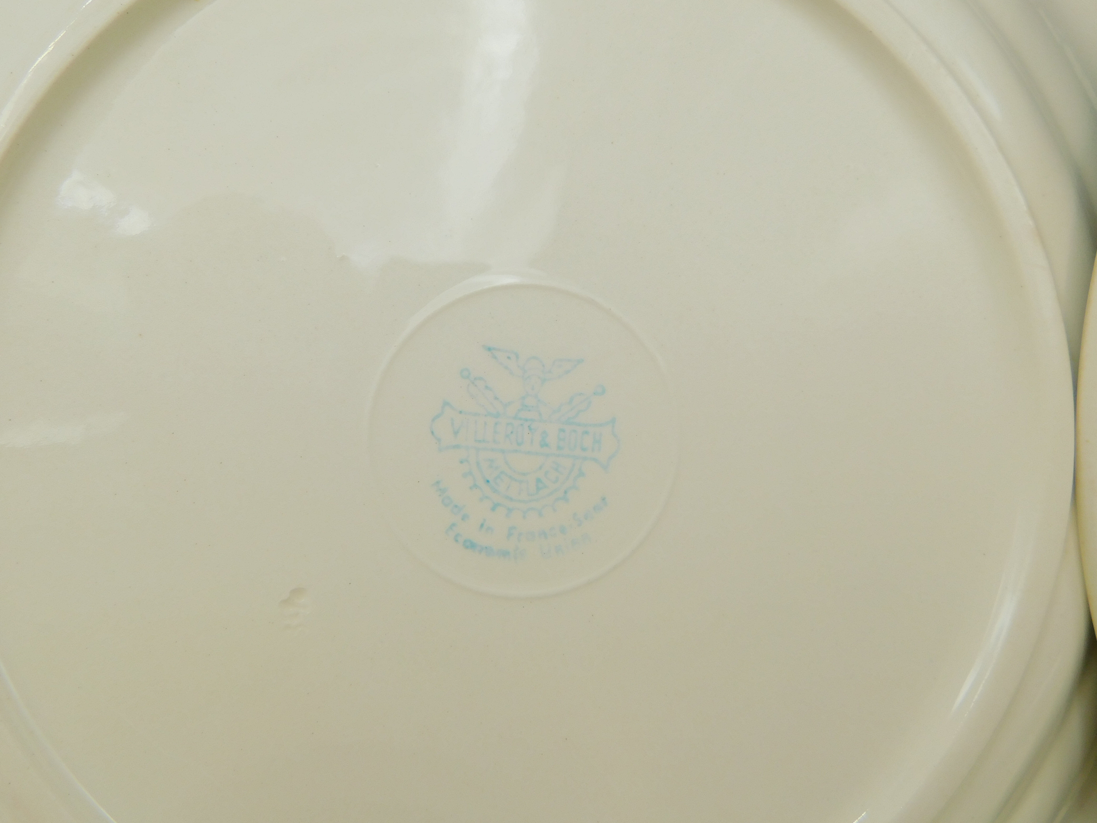 8 flat plates Villeroy - Boch Mettlach - Cream and Gold.