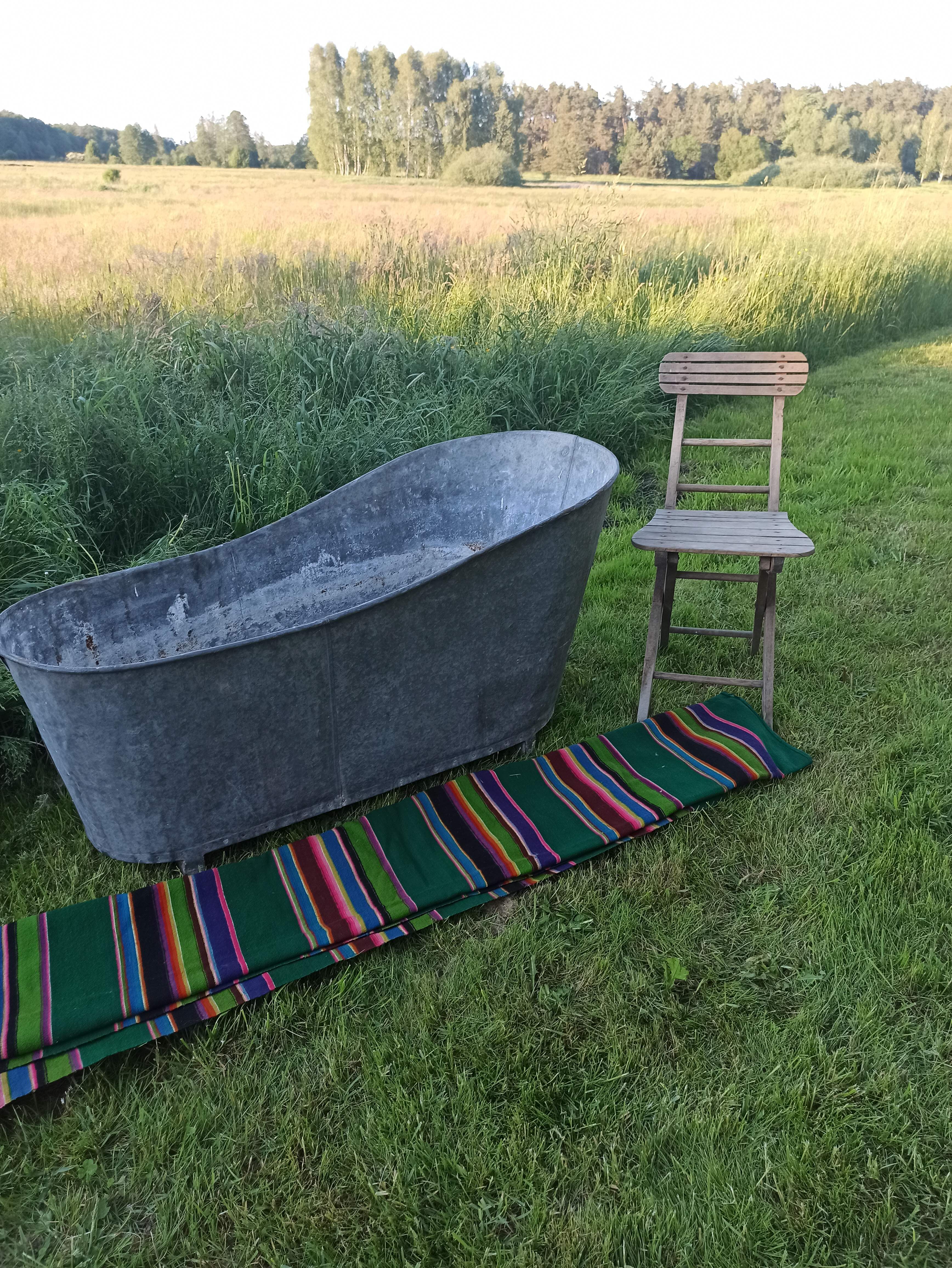 Ancienne baignoire en zinc pour le jardin.