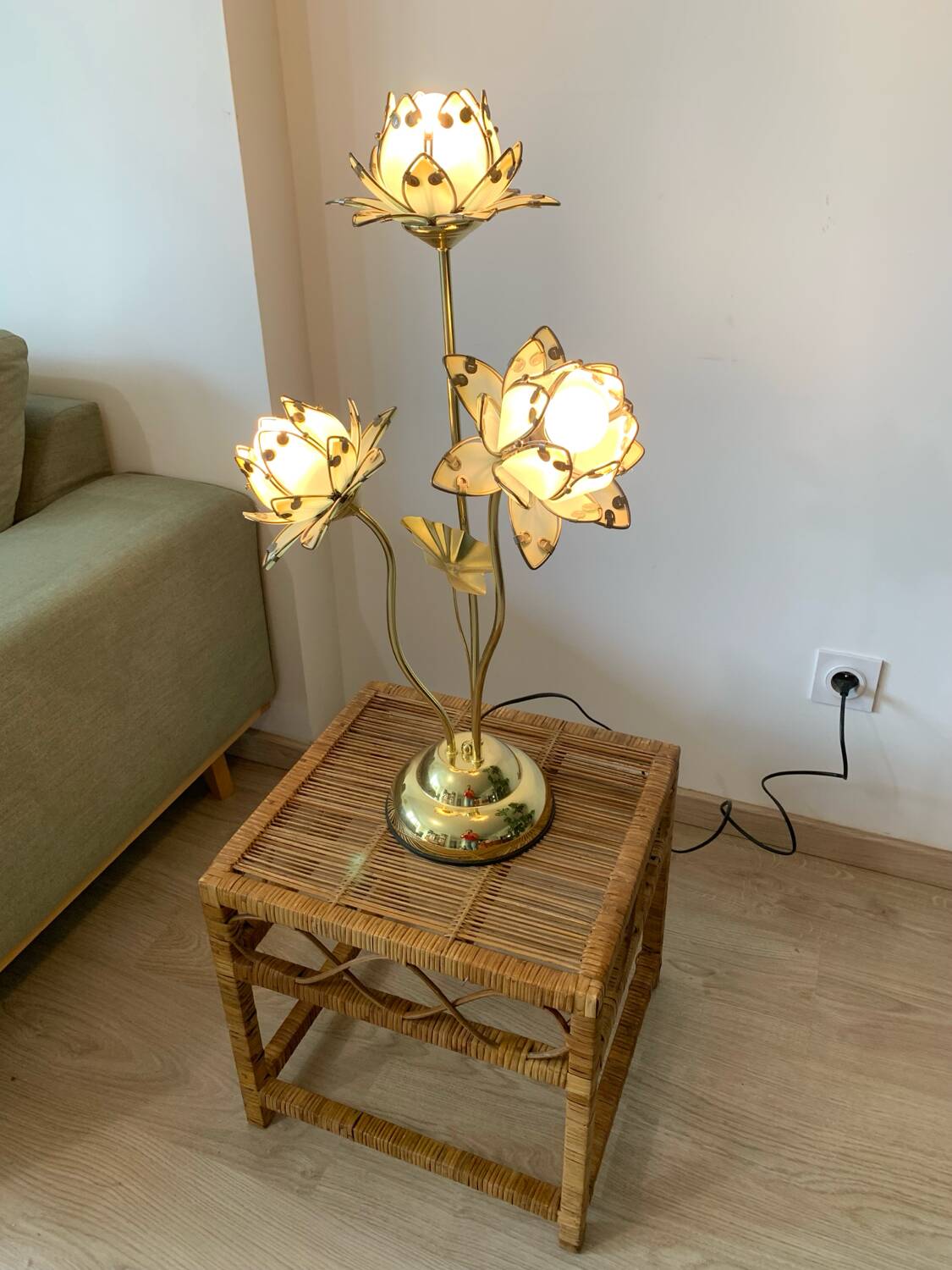 Vintage lotus flower lamp