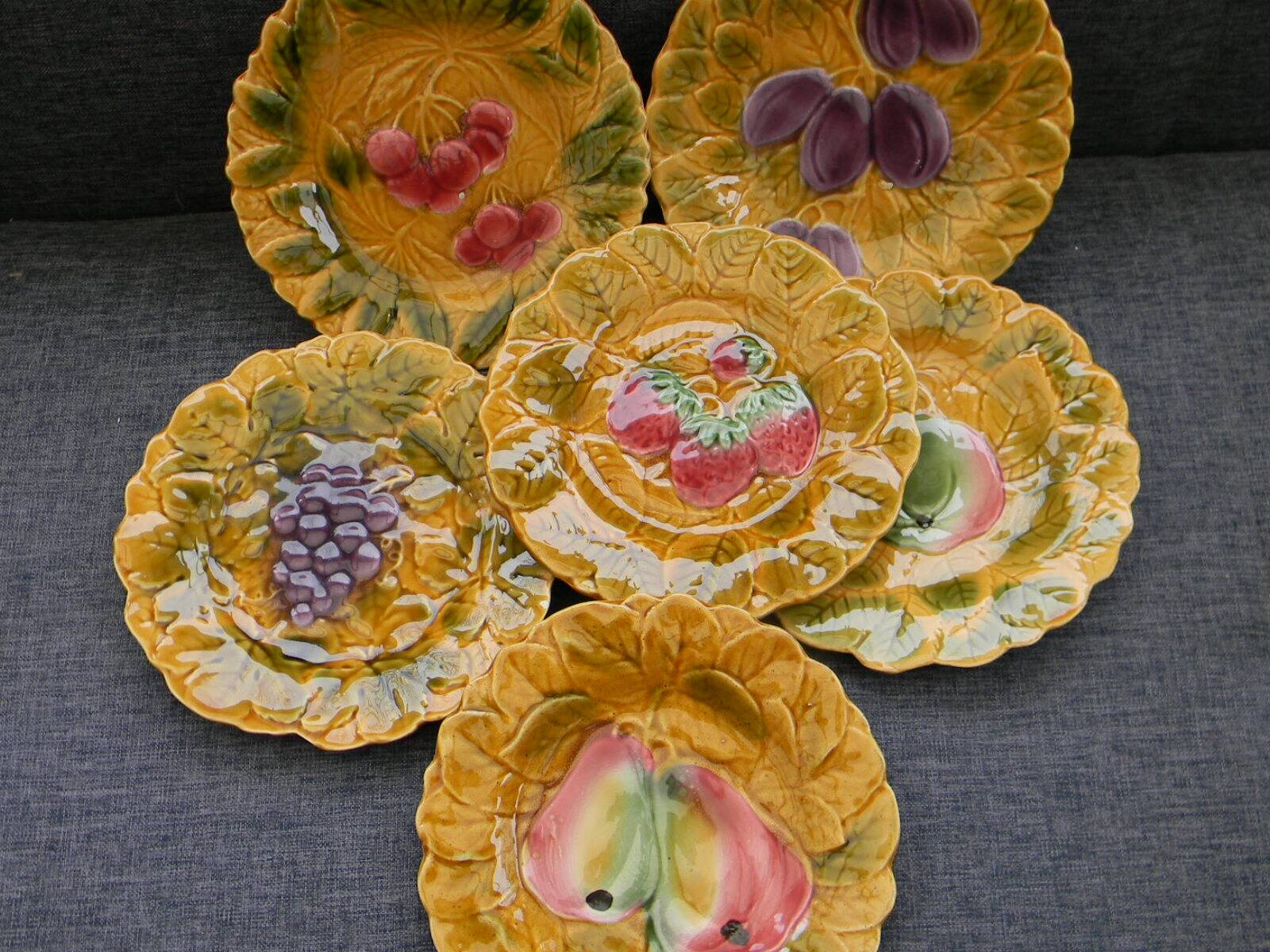 6 assiettes en barbotine fruits Sarreguemines
