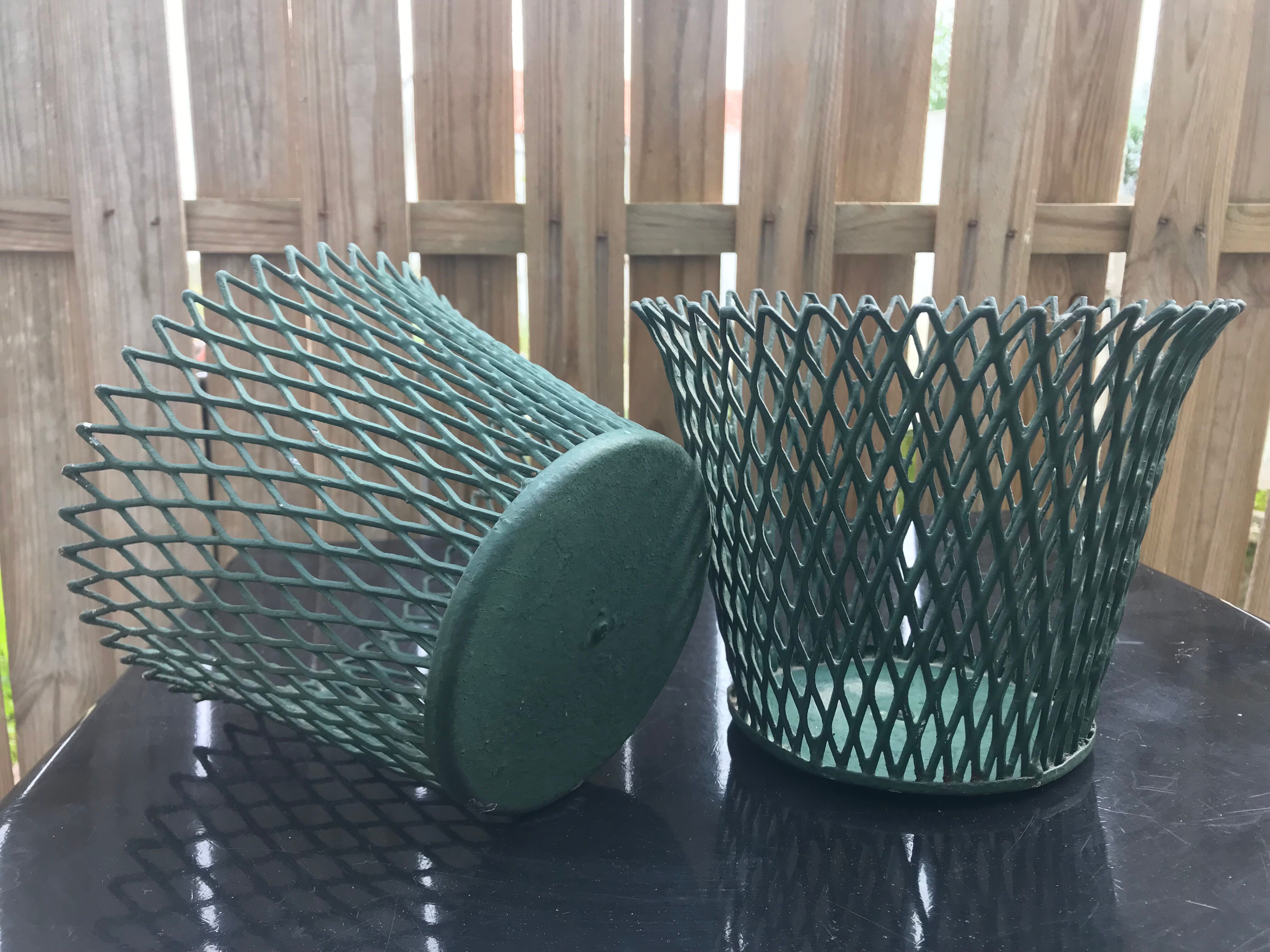 Paire de cache pots en métal vert ajouré par Mathieu Mategot 1950