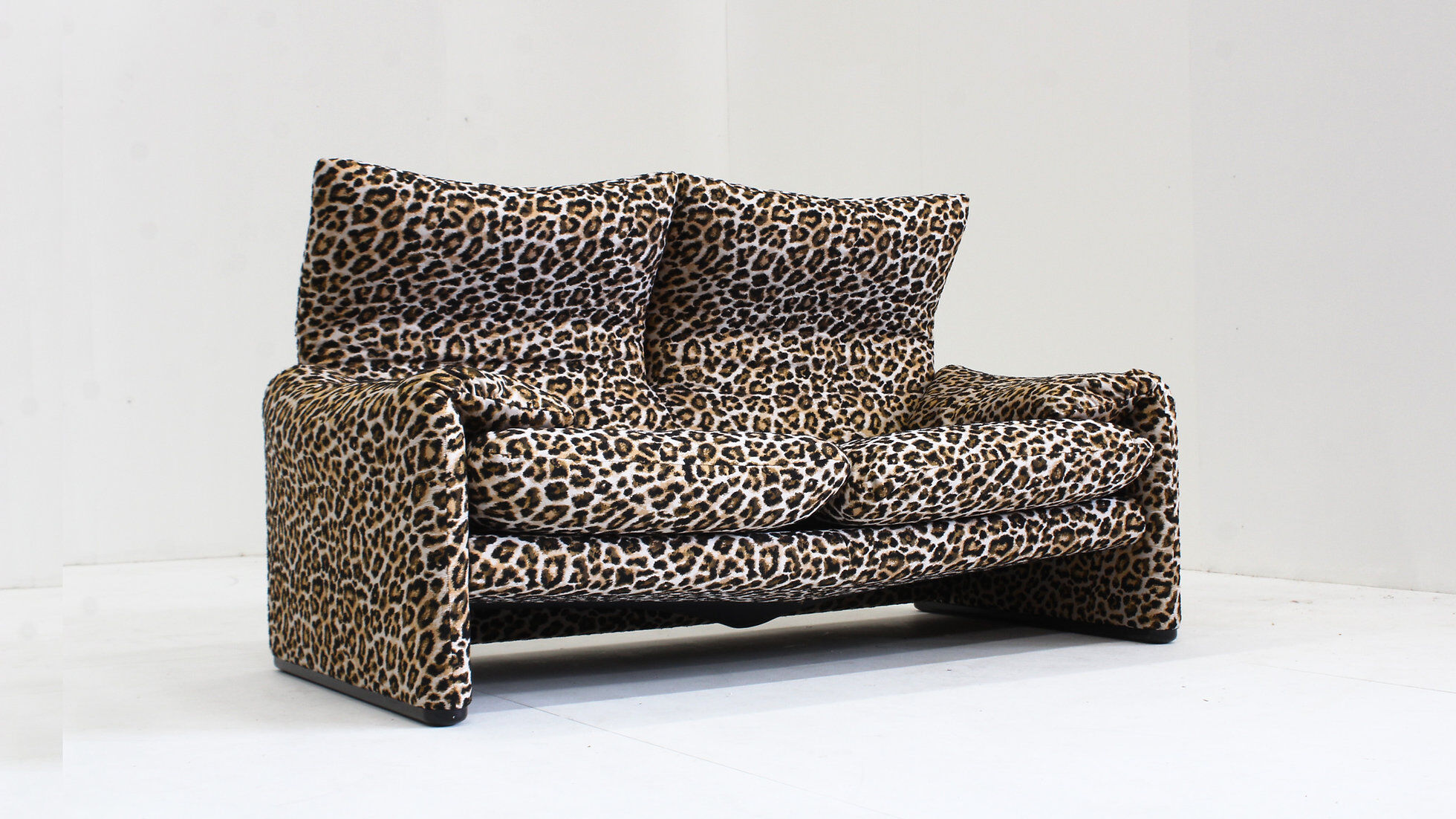 Canapé 2 places Cassina Maralunga par Vico Magistretti en tissu Jacquard Panther