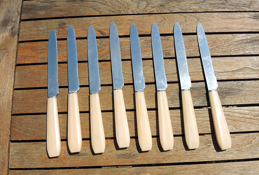 8 old bakelite / stainless steel dinner knives