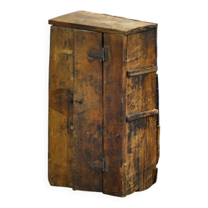 Cabinet en bois primitif, - vers