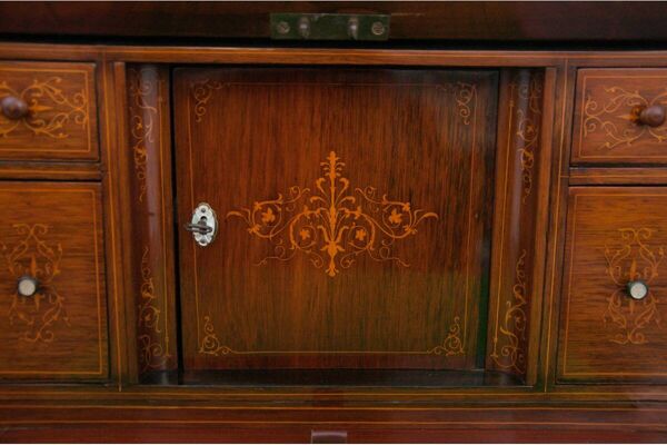 Secrétaire ancien, Europe du Nord, milieu du XIXe siècle.