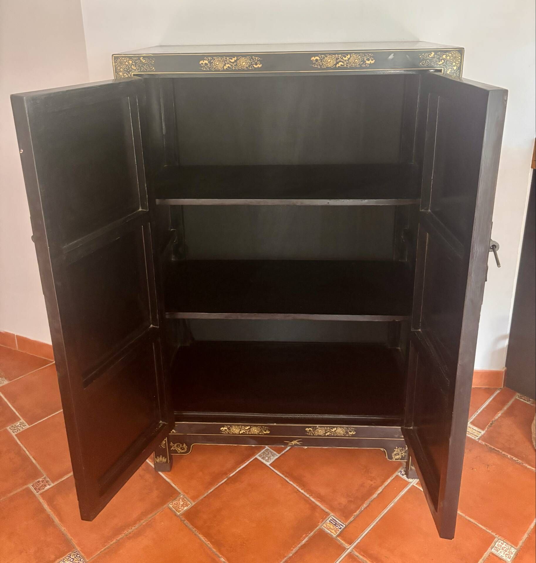 Magnifique cabinet chinois laqué noir et or