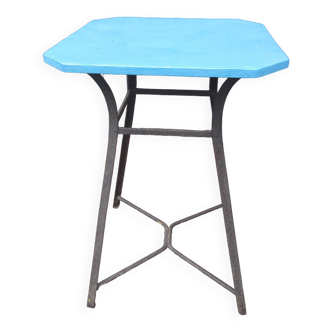Splendid and rare outdoor iron bistro table from the 1940s, completely renovated