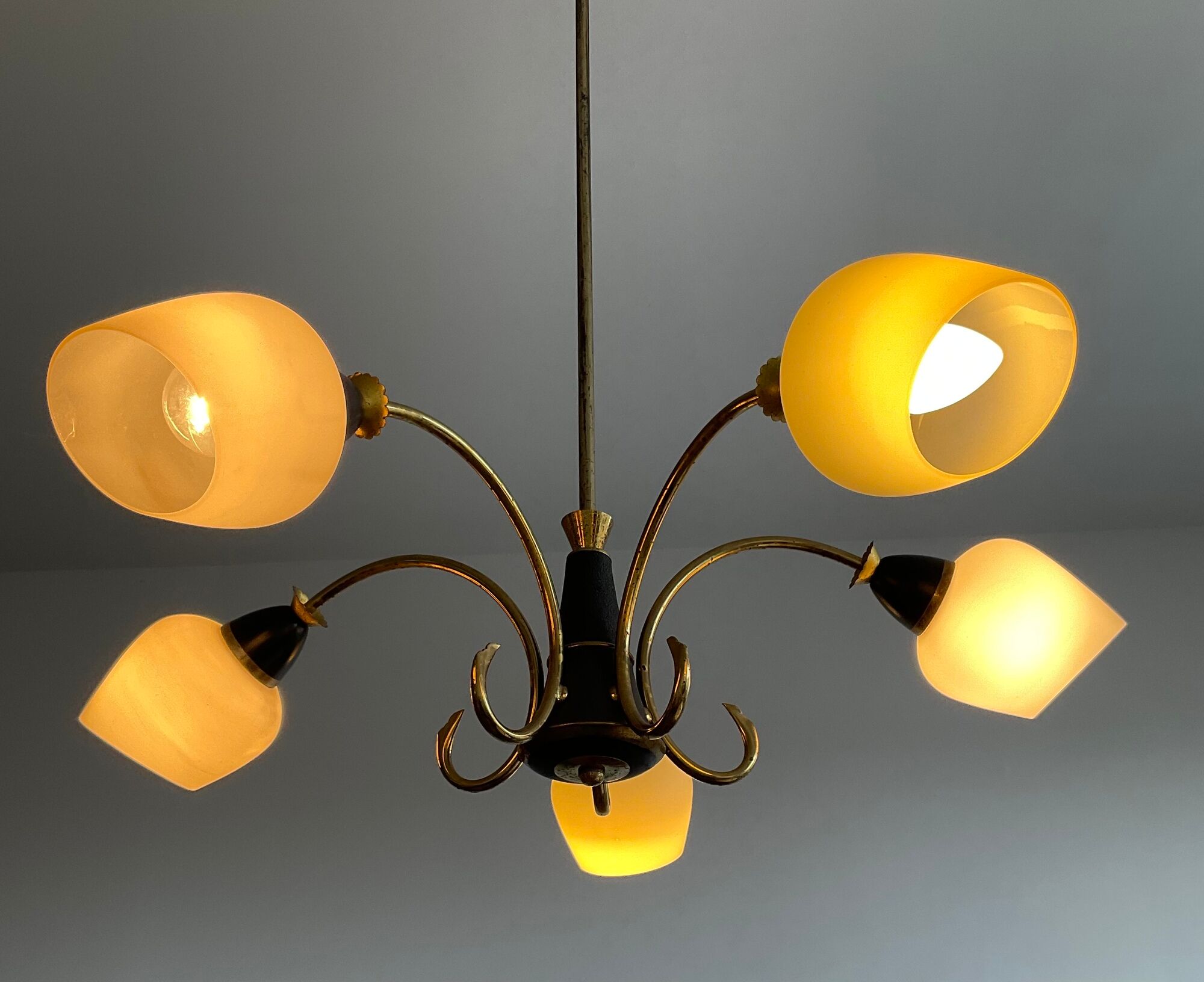 Art deco chandelier 6fires in brass, black metal and opaline