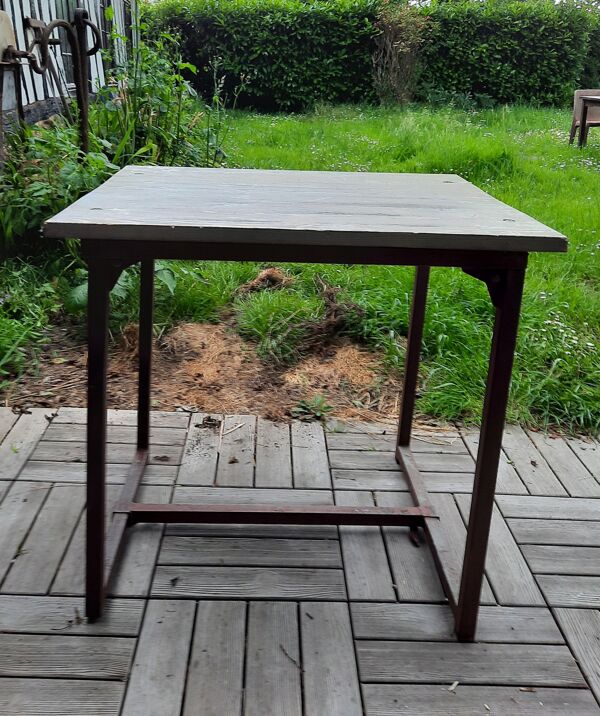 Table industrielle carrée pliante
