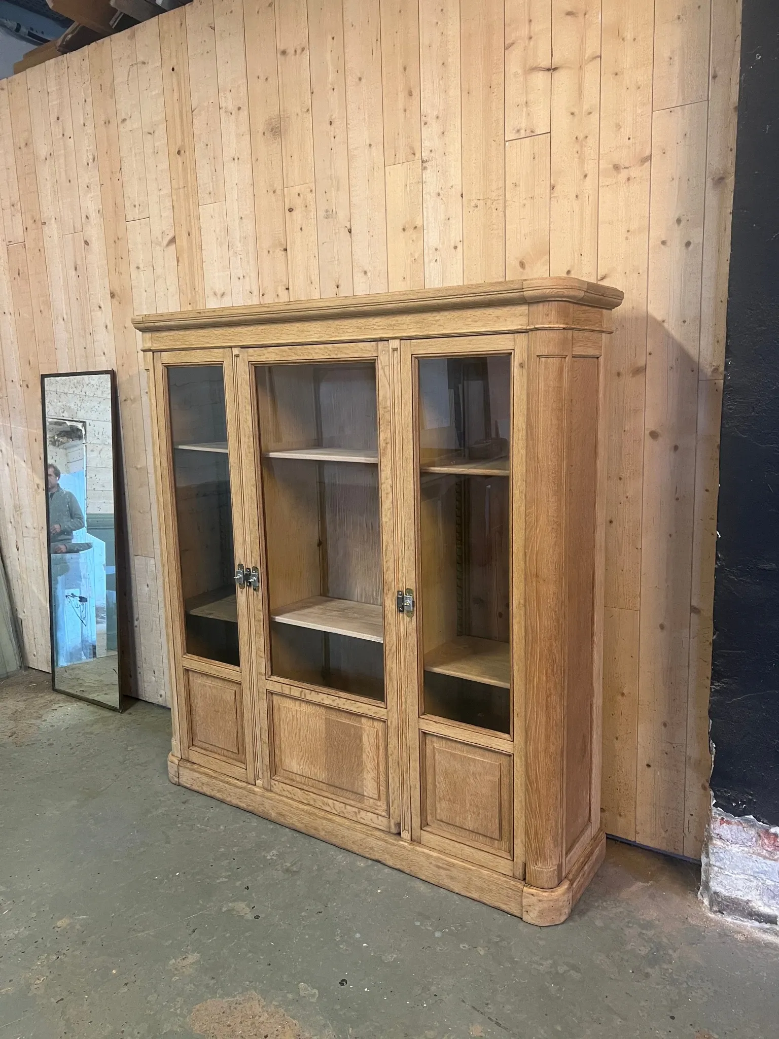 Library in oak from the late 19th century.