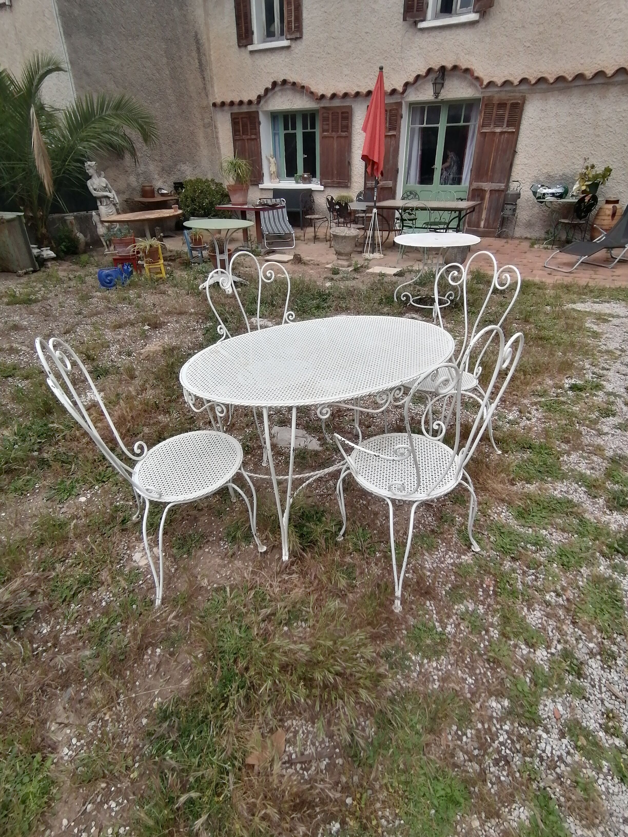 Garden furniture in wrought iron of the 70s. 5 pieces, oval table.