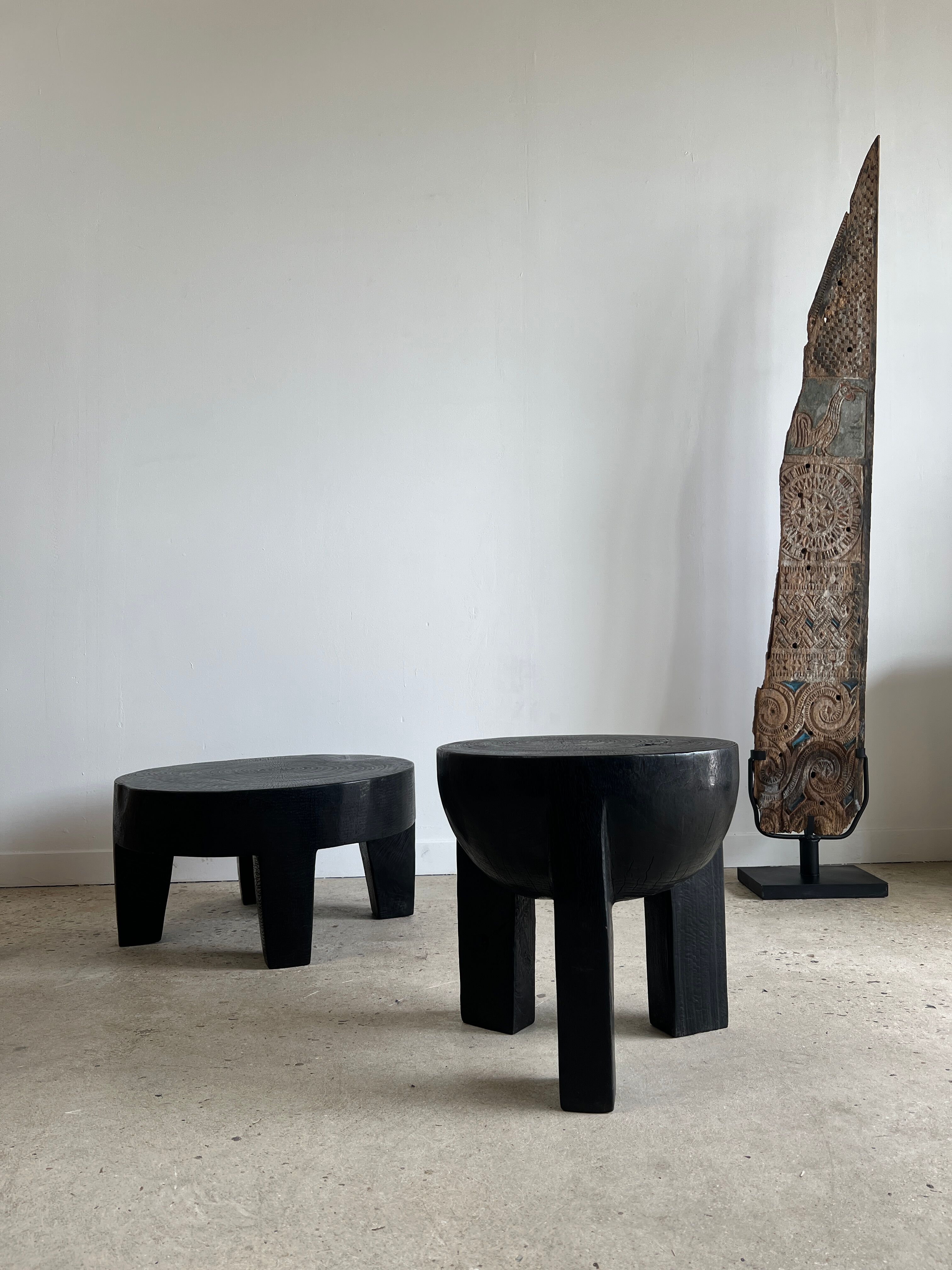 Black mango wood tripod side table with a semi-spherical top, height: 45 cm, diameter: 44 cm.
