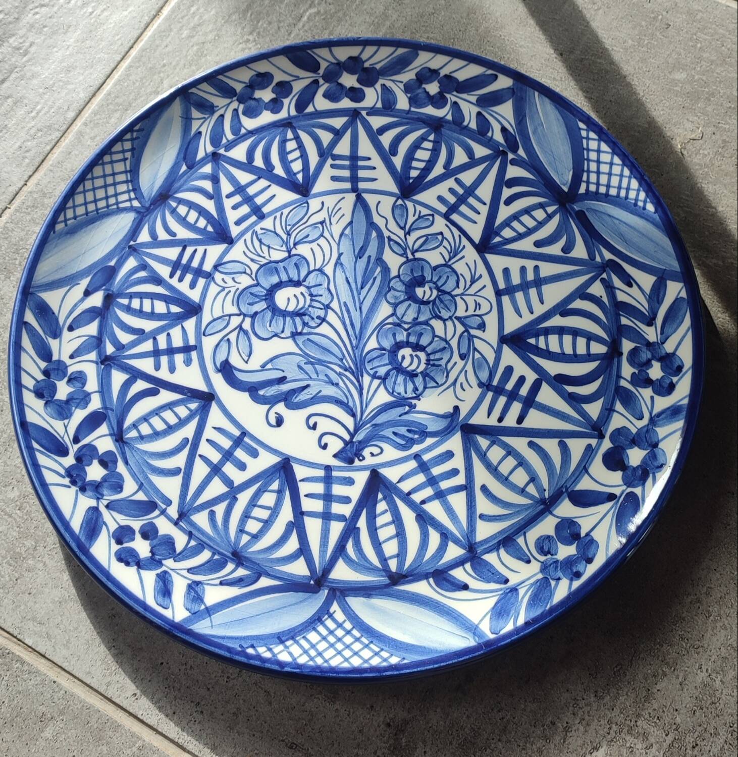 Large wall plate in majolica signed by Enrique Crespo, Artesania years.