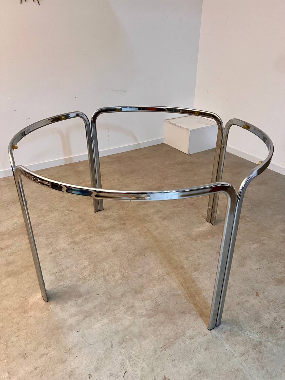 Table ronde vintage tubulaire en métal et verre fumé design année 70