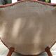 Fauteuil bergère vintage en velours rose.