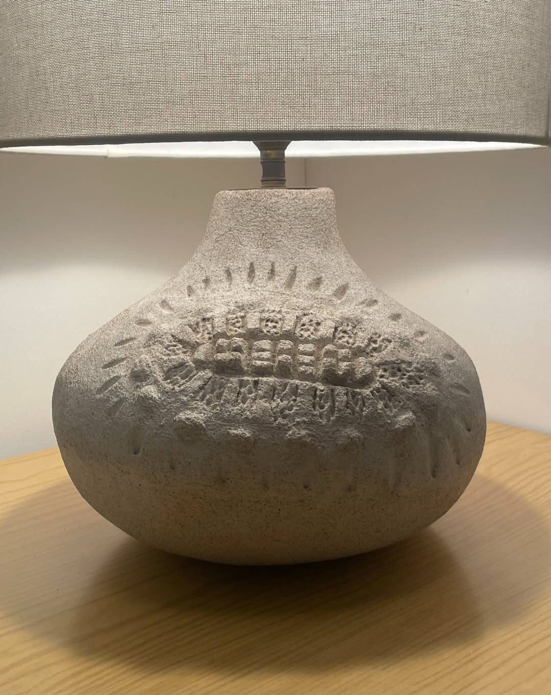 Lampe vintage en pierre sculpté