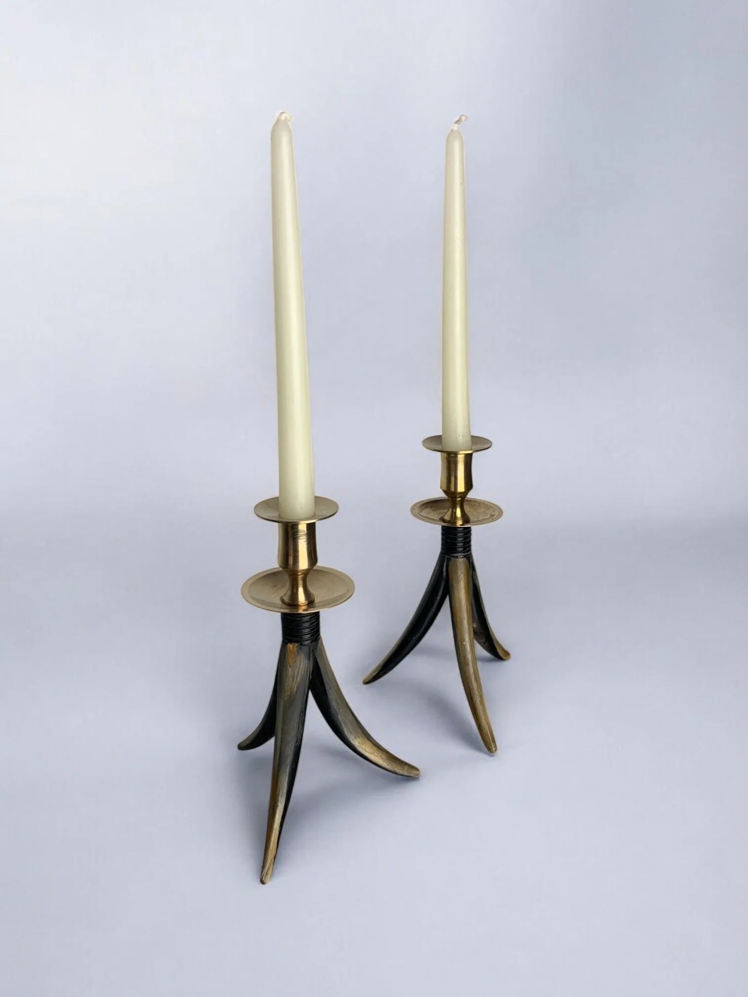 Paire de bougeoirs en fausse corne, résine et laiton, Italie années 1970