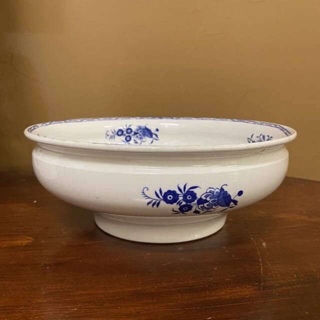 Salad bowl in Tournai porcelain, Boch Frères, fly decoration