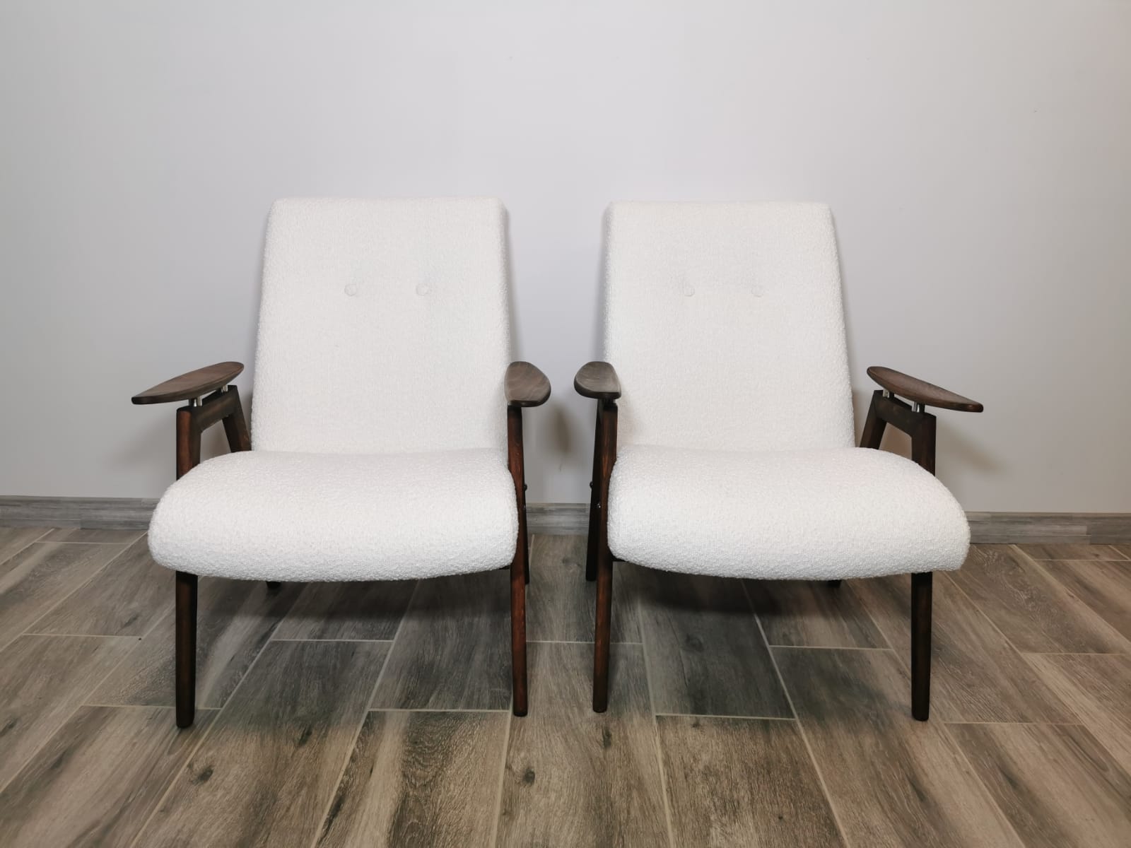 Paire de fauteuils par Jaroslav Smidek restaurés